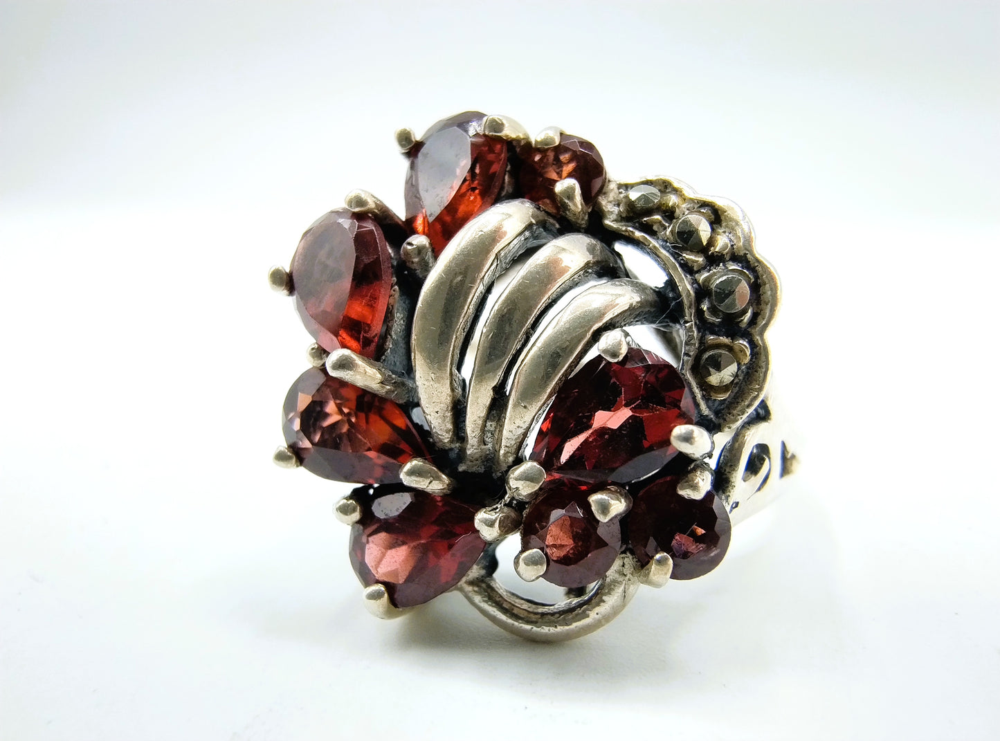 Silberring, besetzt mit Granat und Markasit, 925, 18 mm.
