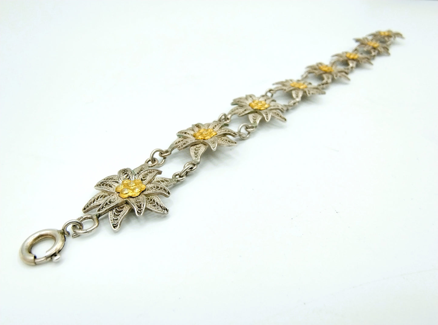 Filigrein zilveren armband met vergulde bloemen, 20 cm.