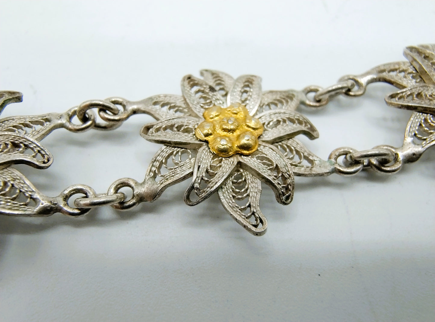Filigrein zilveren armband met vergulde bloemen, 20 cm.