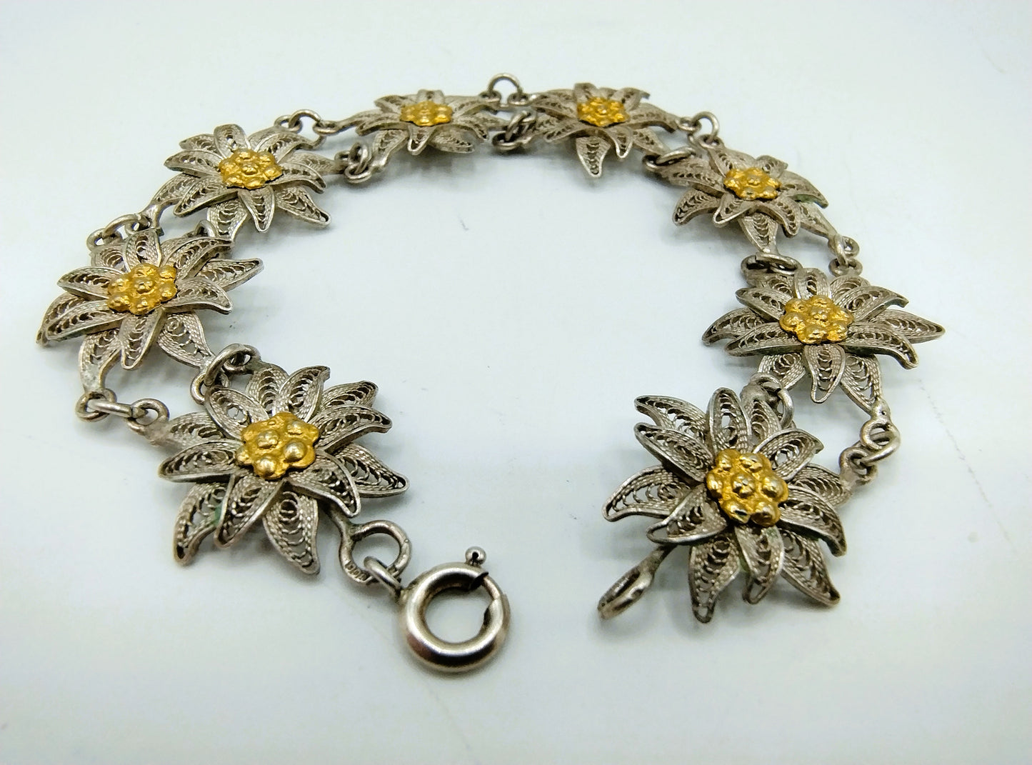 Filigrein zilveren armband met vergulde bloemen, 20 cm.