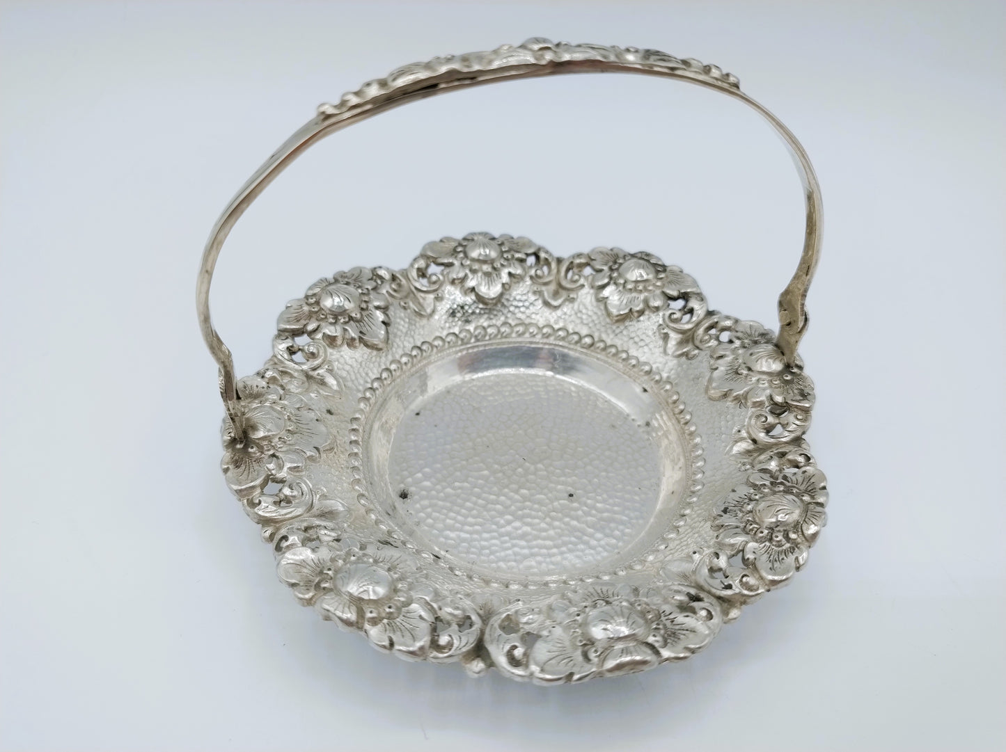 Zilveren bonbonschaaltje met hengsel, Djokja zilver, 800