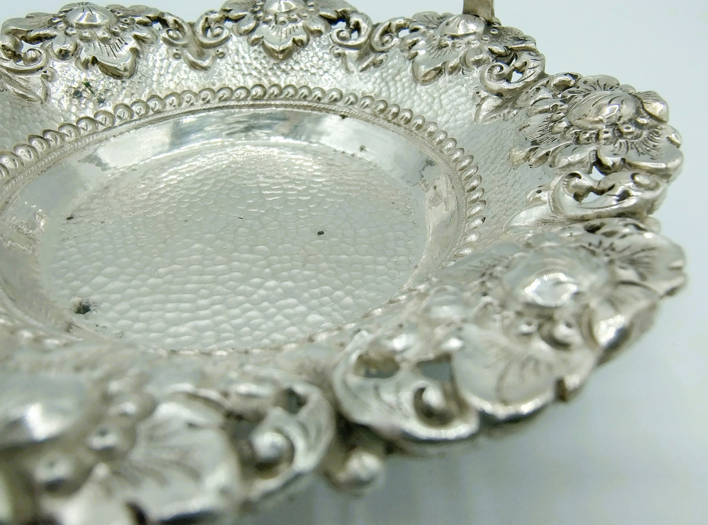 Zilveren bonbonschaaltje met hengsel, Djokja zilver, 800