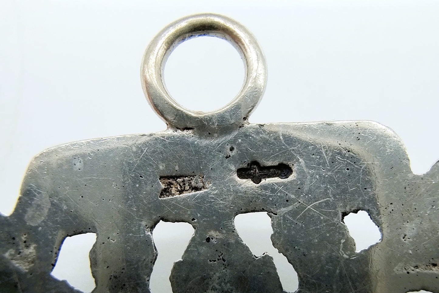 Zilveren hanger met krul- en bloemversiering