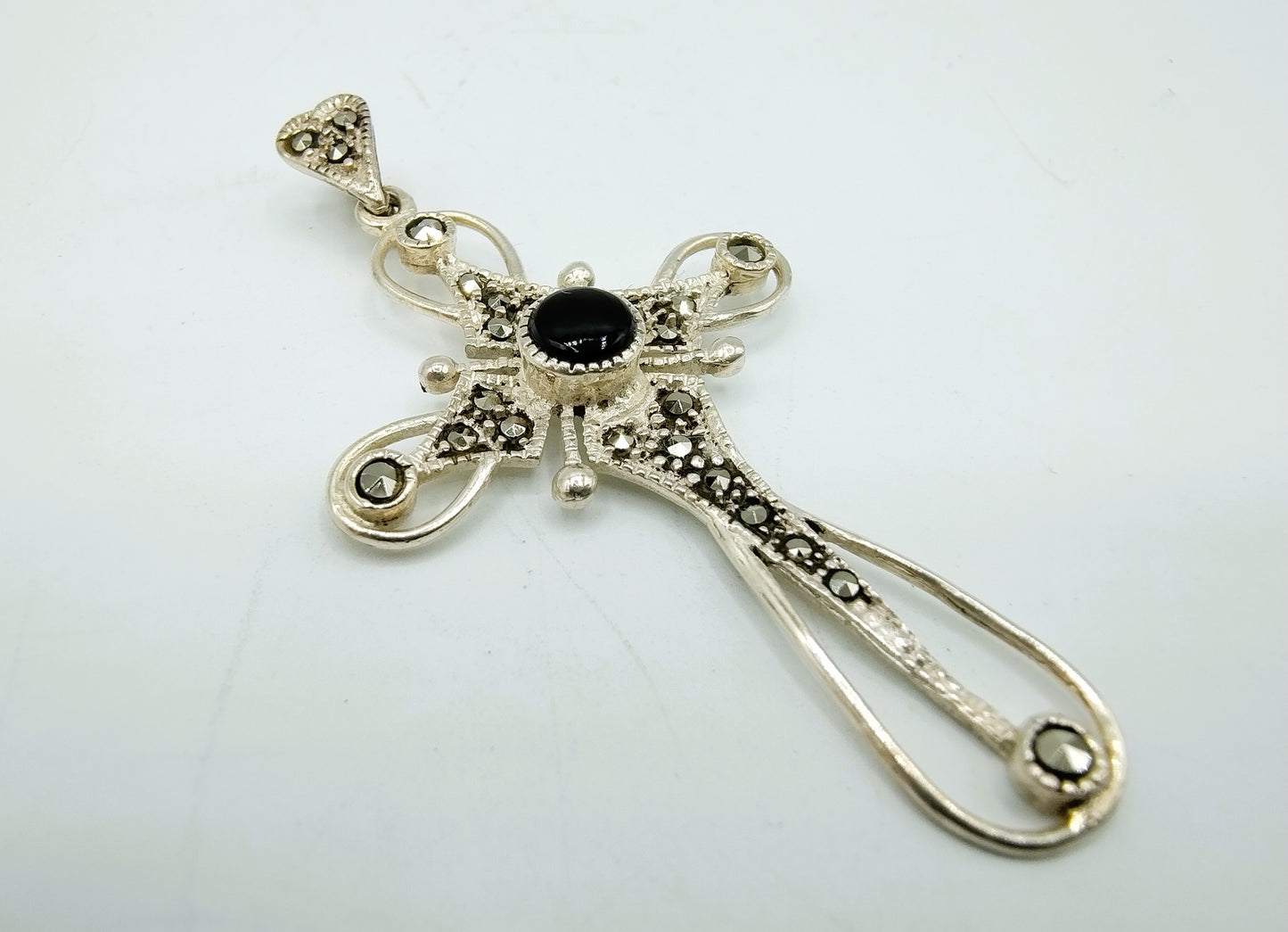 Silberner Kreuzanhänger mit Onyx und Markasit, 925