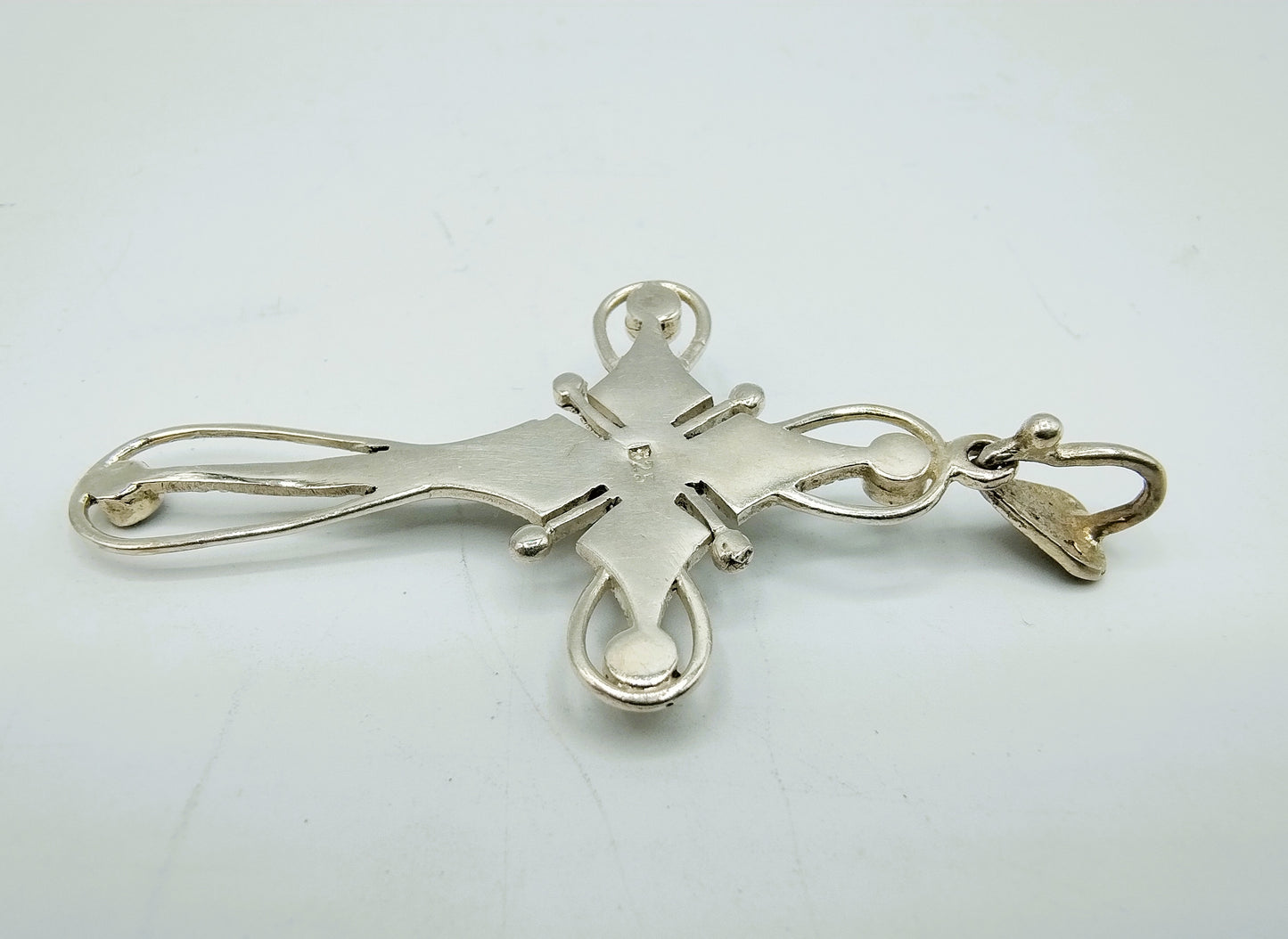 Silberner Kreuzanhänger mit Onyx und Markasit, 925