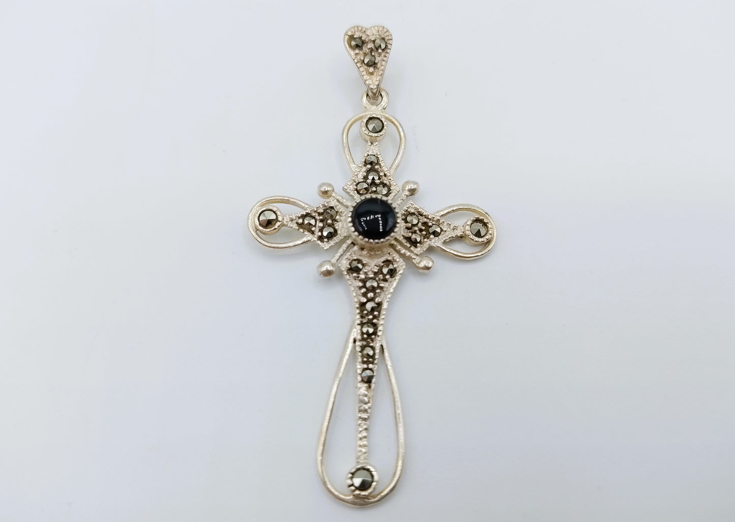 Silberner Kreuzanhänger mit Onyx und Markasit, 925