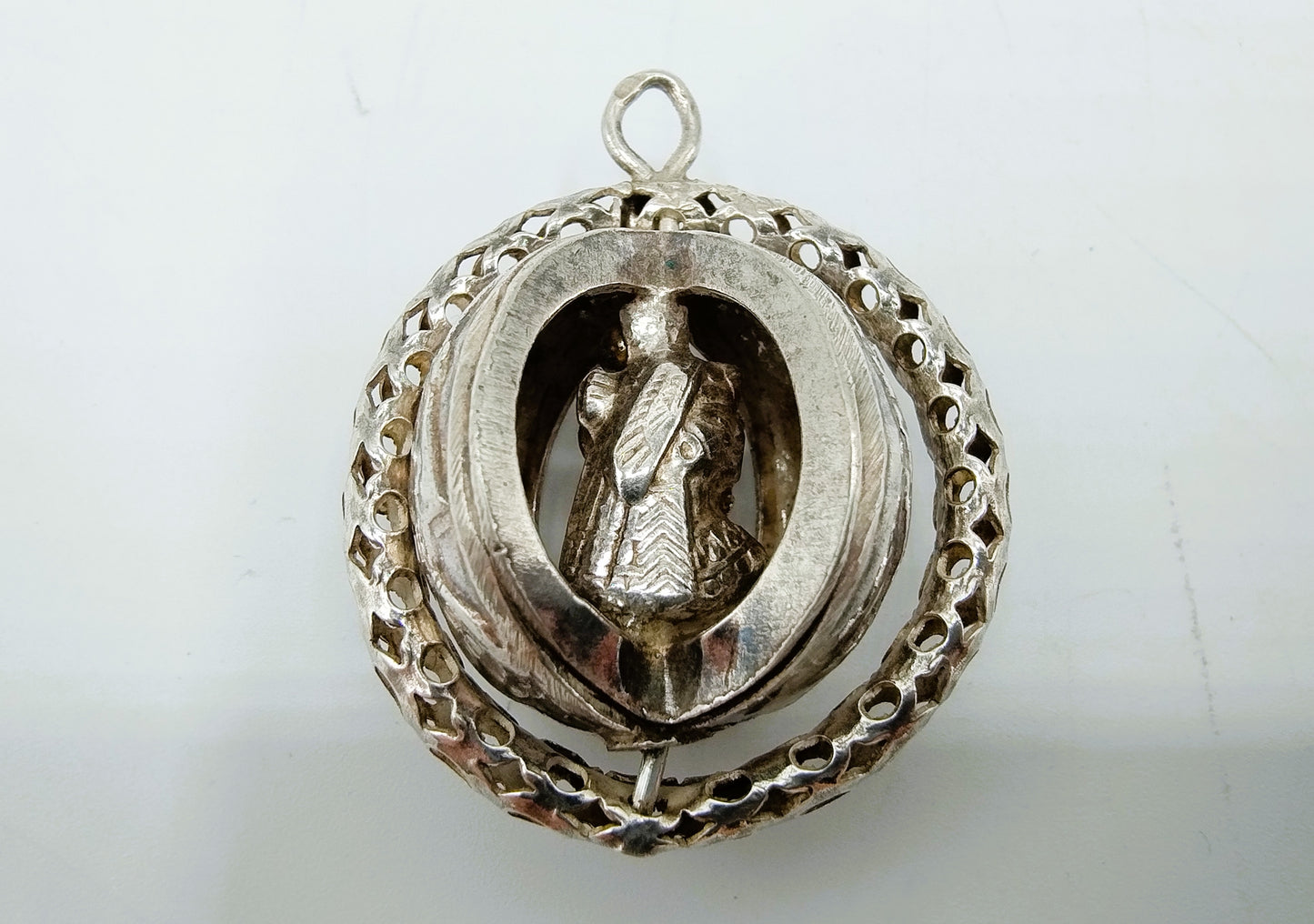 Zilveren hanger met Egyptische afbeelding.