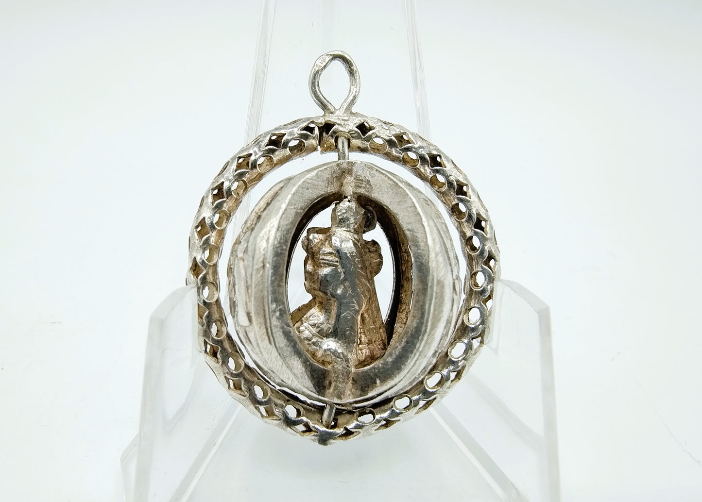 Zilveren hanger met Egyptische afbeelding.