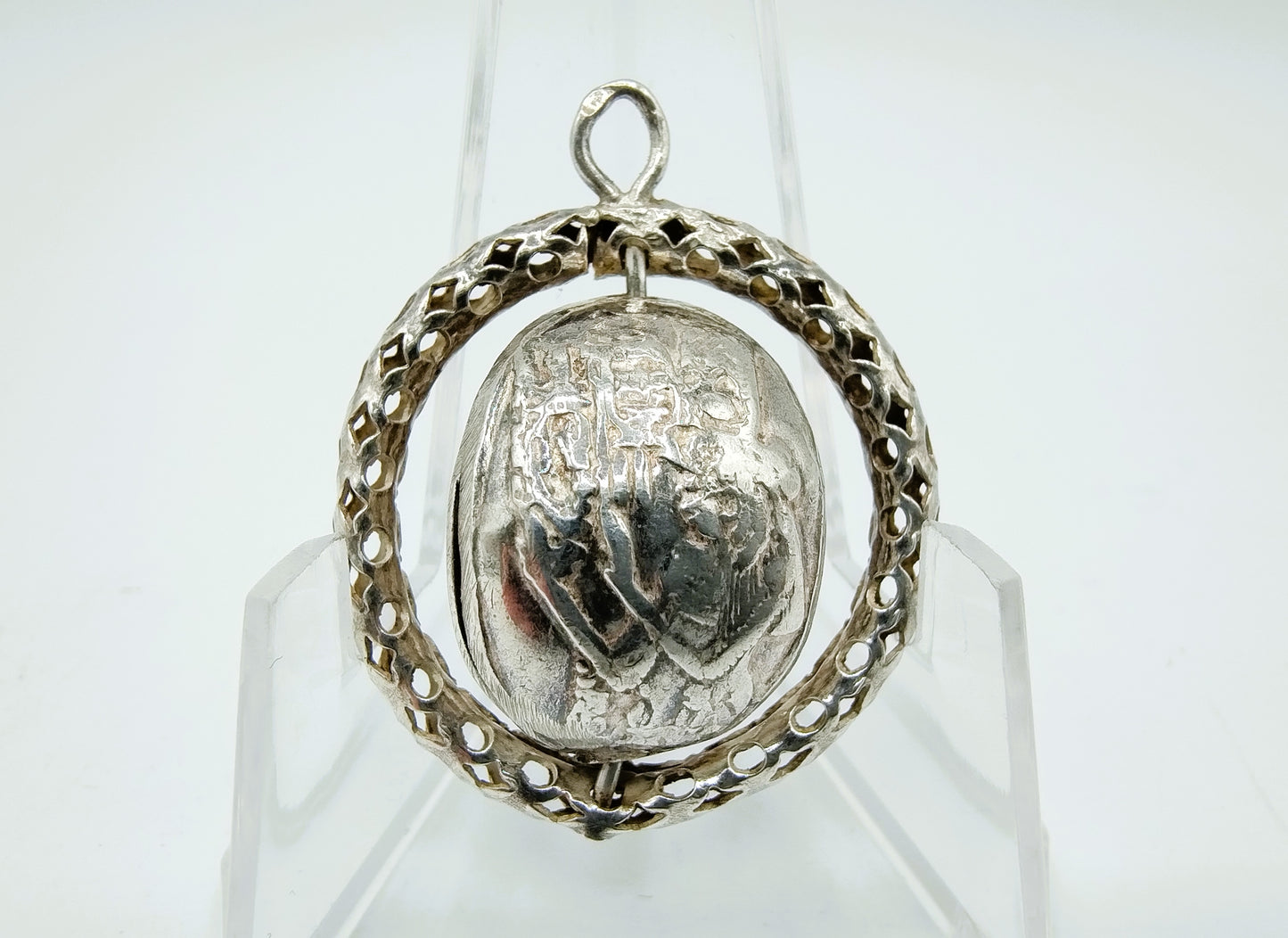 Zilveren hanger met Egyptische afbeelding.