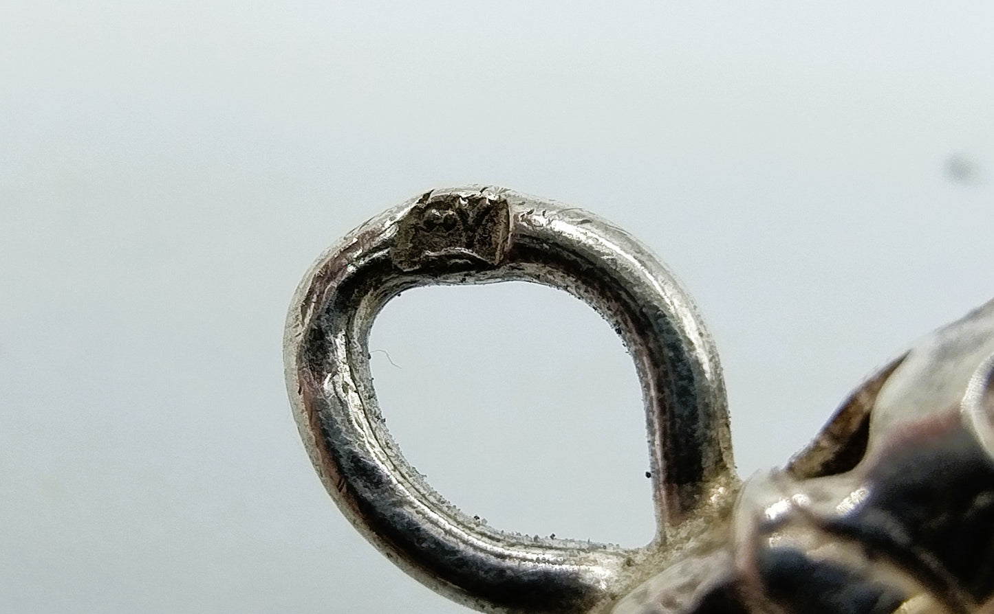 Zilveren hanger met Egyptische afbeelding.