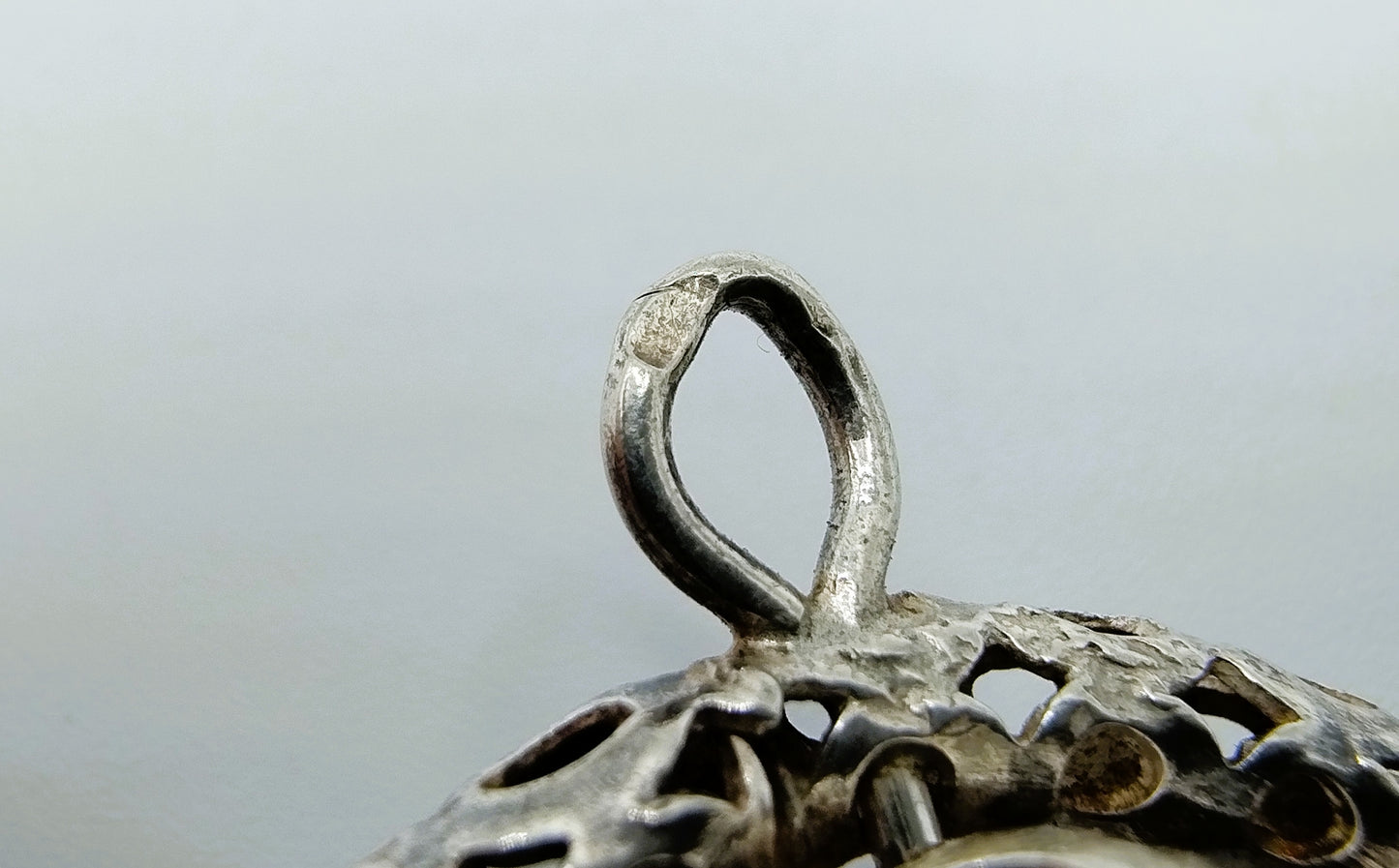 Zilveren hanger met Egyptische afbeelding.