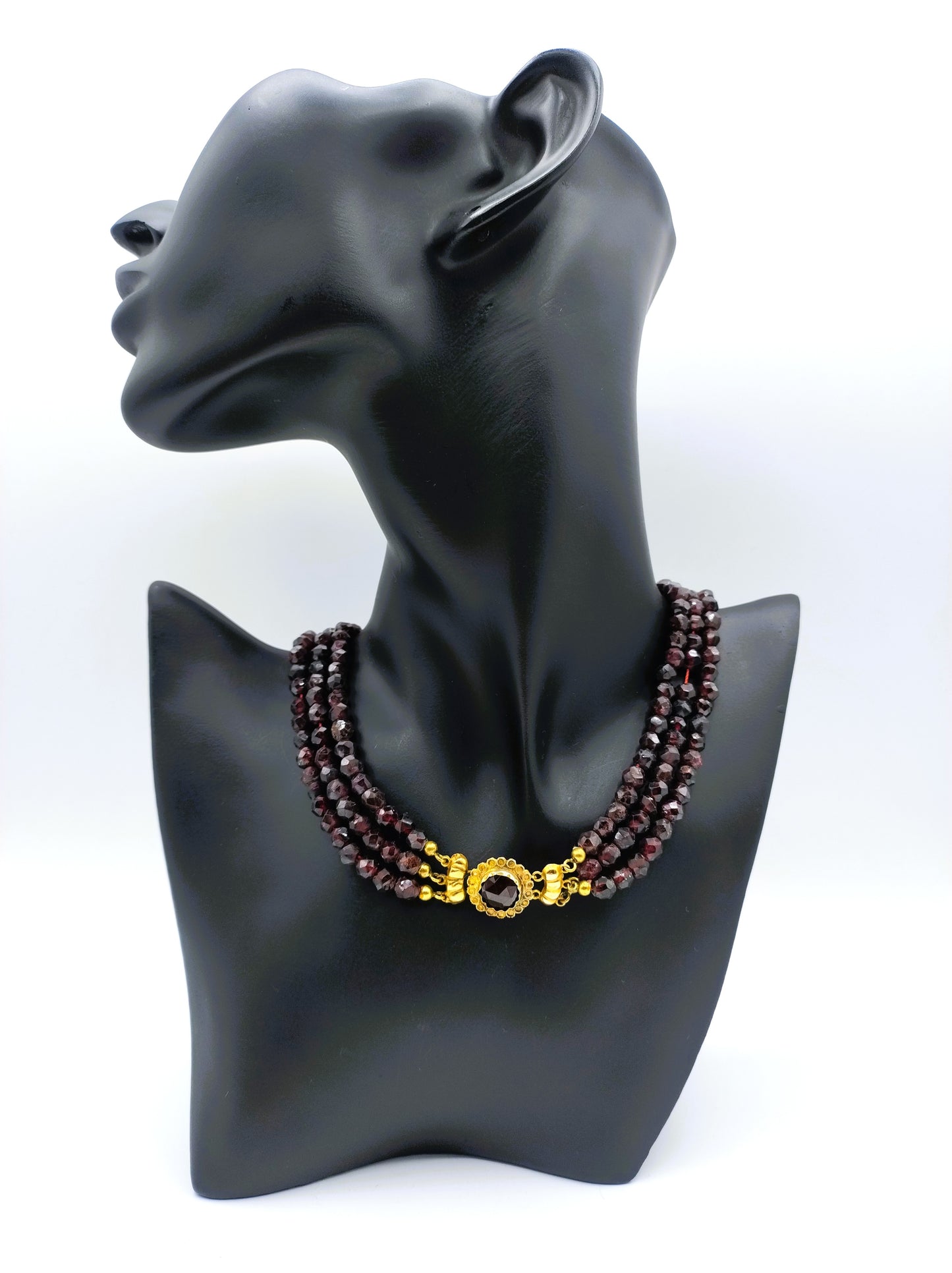 Garnet necklace with gold clasp, 41 cm