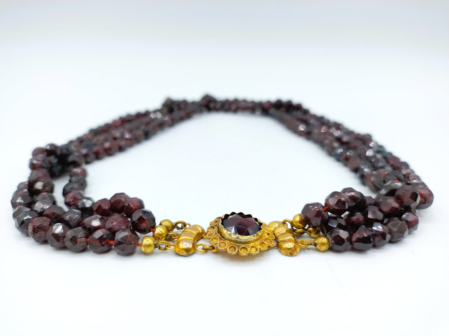 Garnet necklace with gold clasp, 41 cm