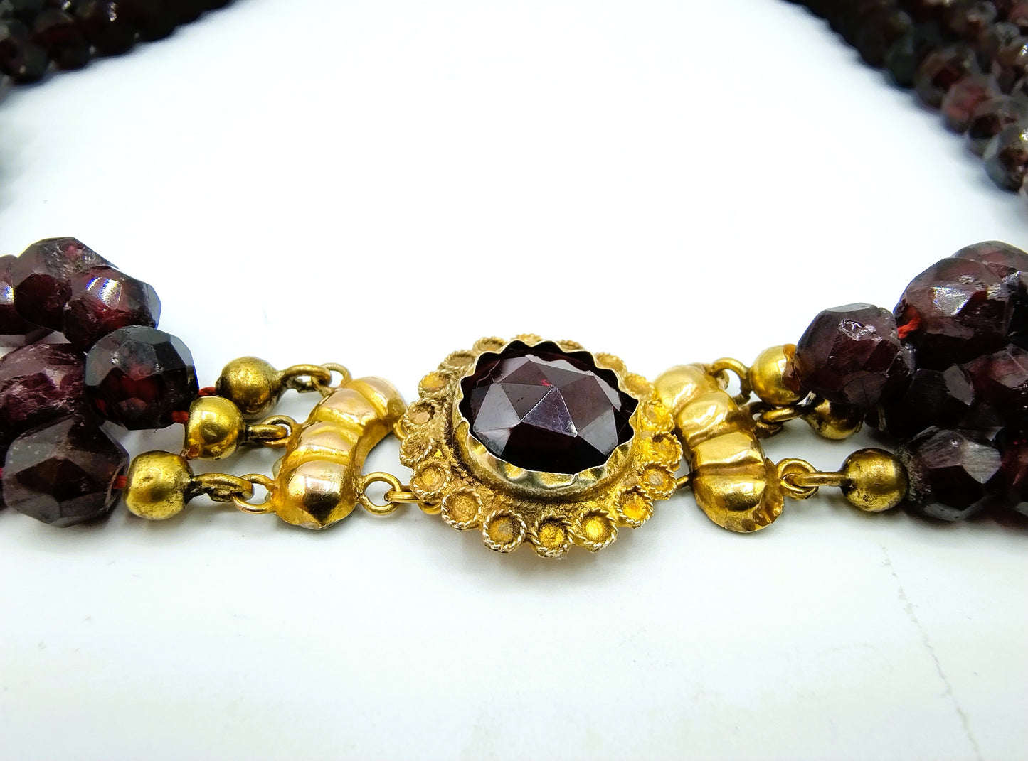 Garnet necklace with gold clasp, 41 cm