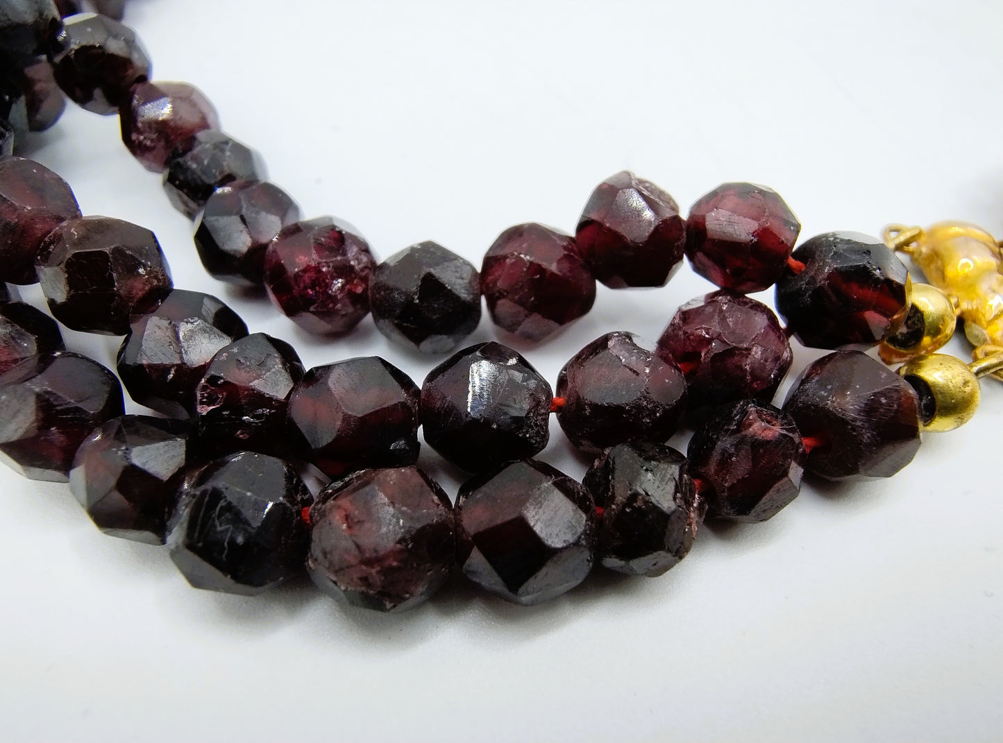 Garnet necklace with gold clasp, 41 cm