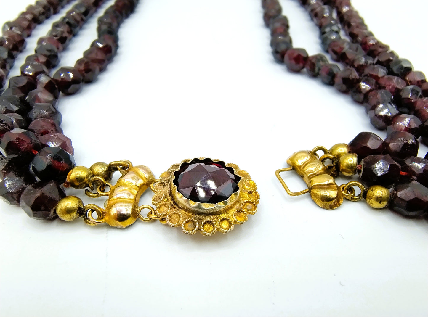 Garnet necklace with gold clasp, 41 cm