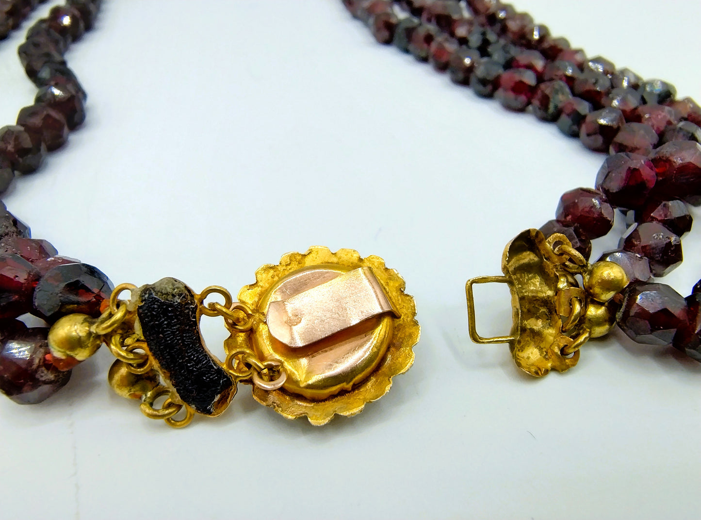 Garnet necklace with gold clasp, 41 cm