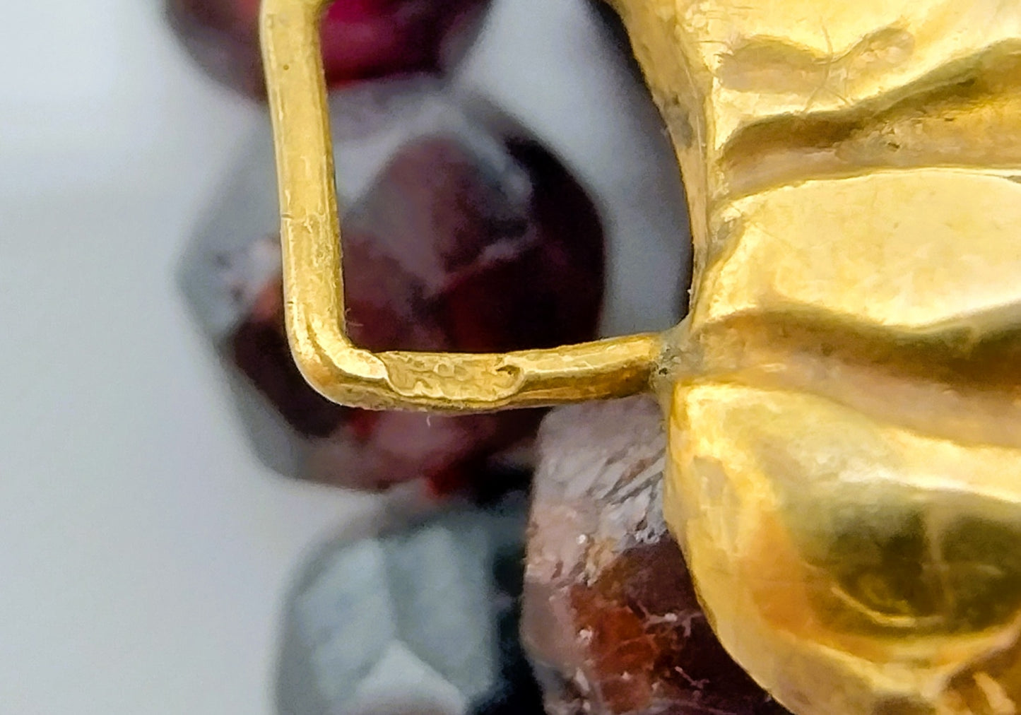 Garnet necklace with gold clasp, 41 cm