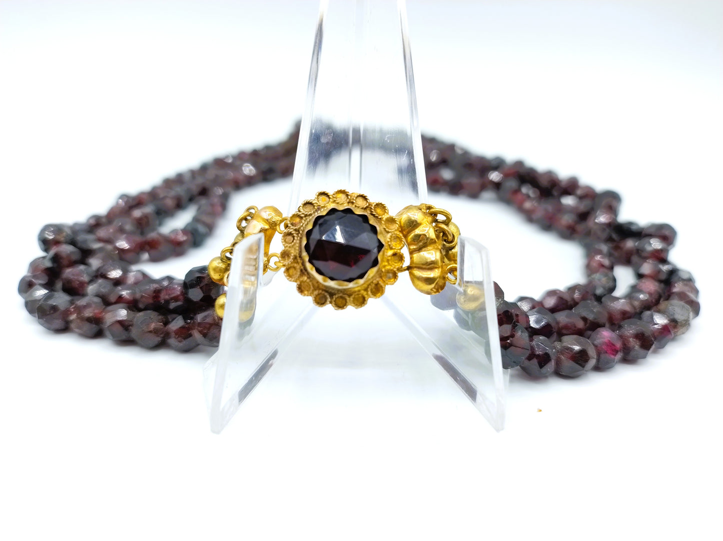 Garnet necklace with gold clasp, 41 cm