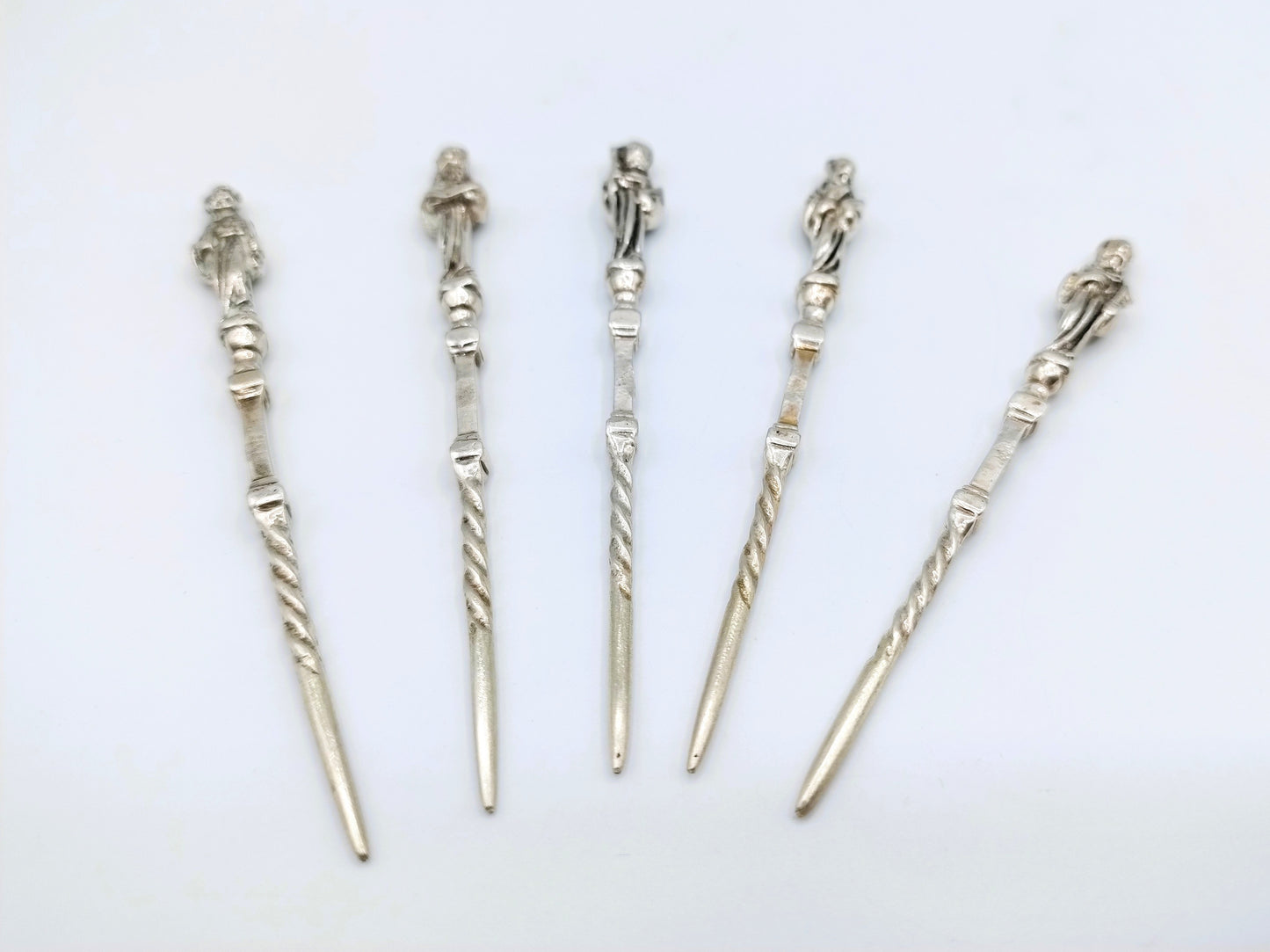 5 Silver pipe cleaners with apostles, 835
