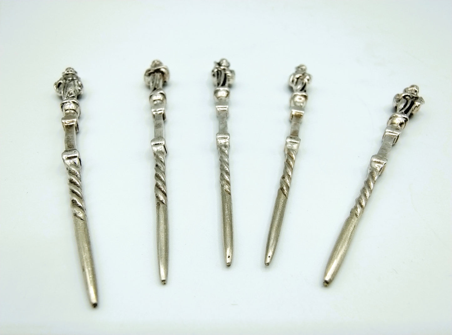 5 Silver pipe cleaners with apostles, 835
