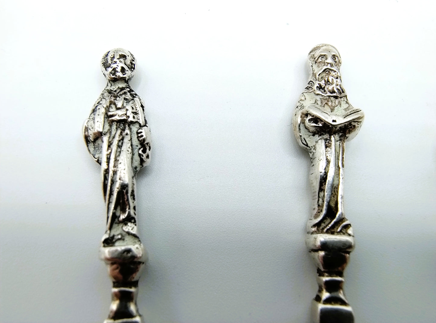 5 Silver pipe cleaners with apostles, 835
