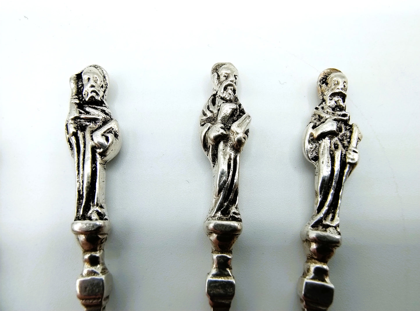 5 Silver pipe cleaners with apostles, 835