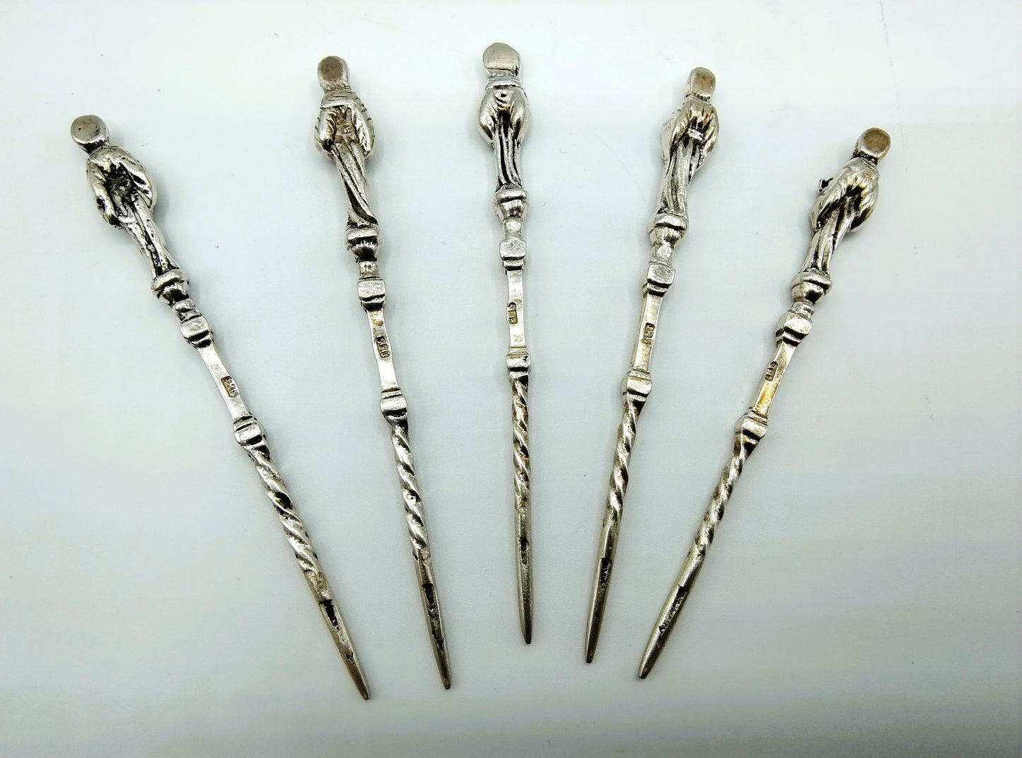 5 Silver pipe cleaners with apostles, 835