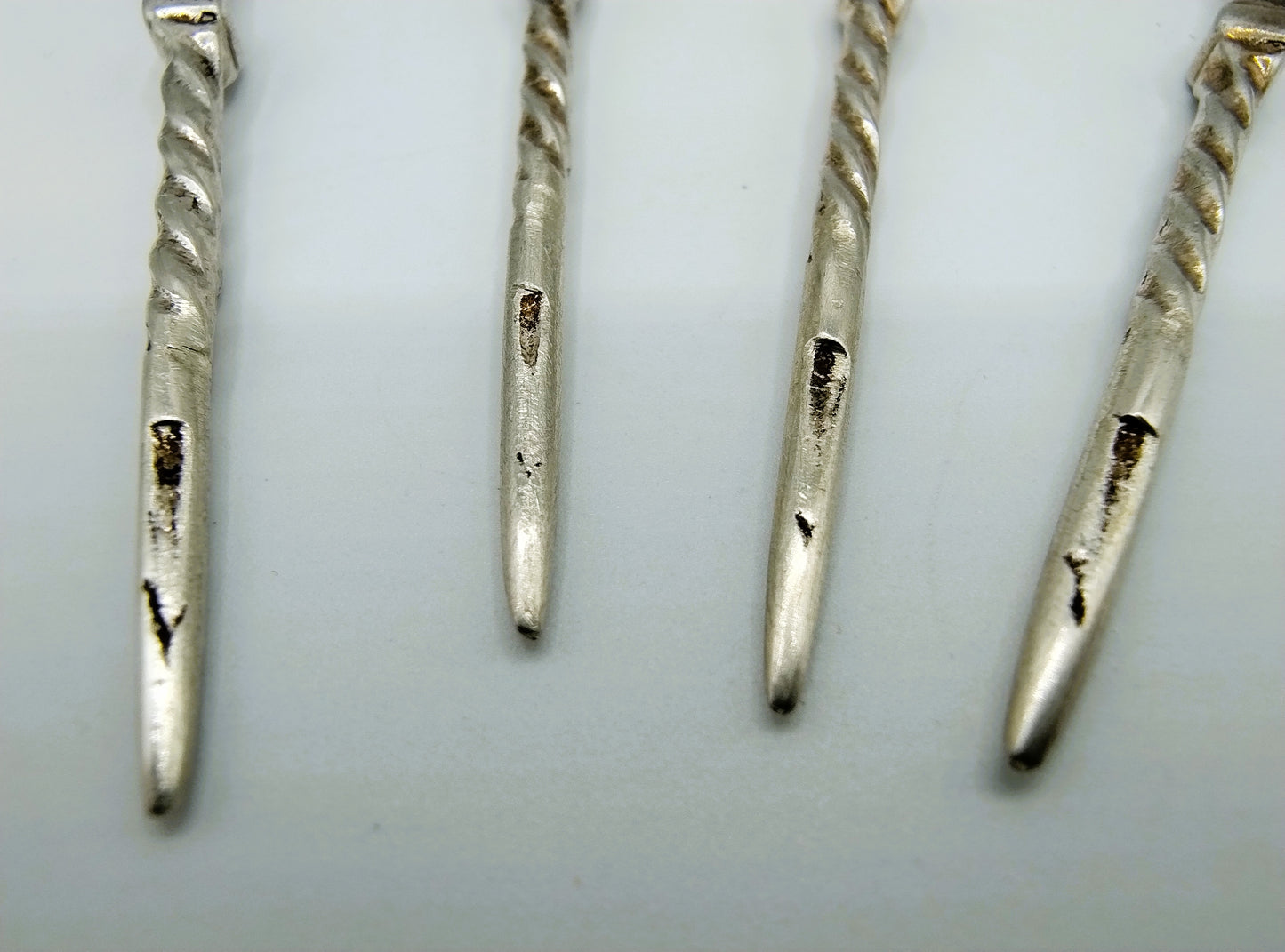 5 Silver pipe cleaners with apostles, 835