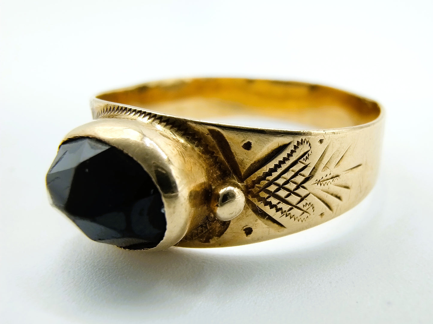 Gold ring with garnet, 18 mm