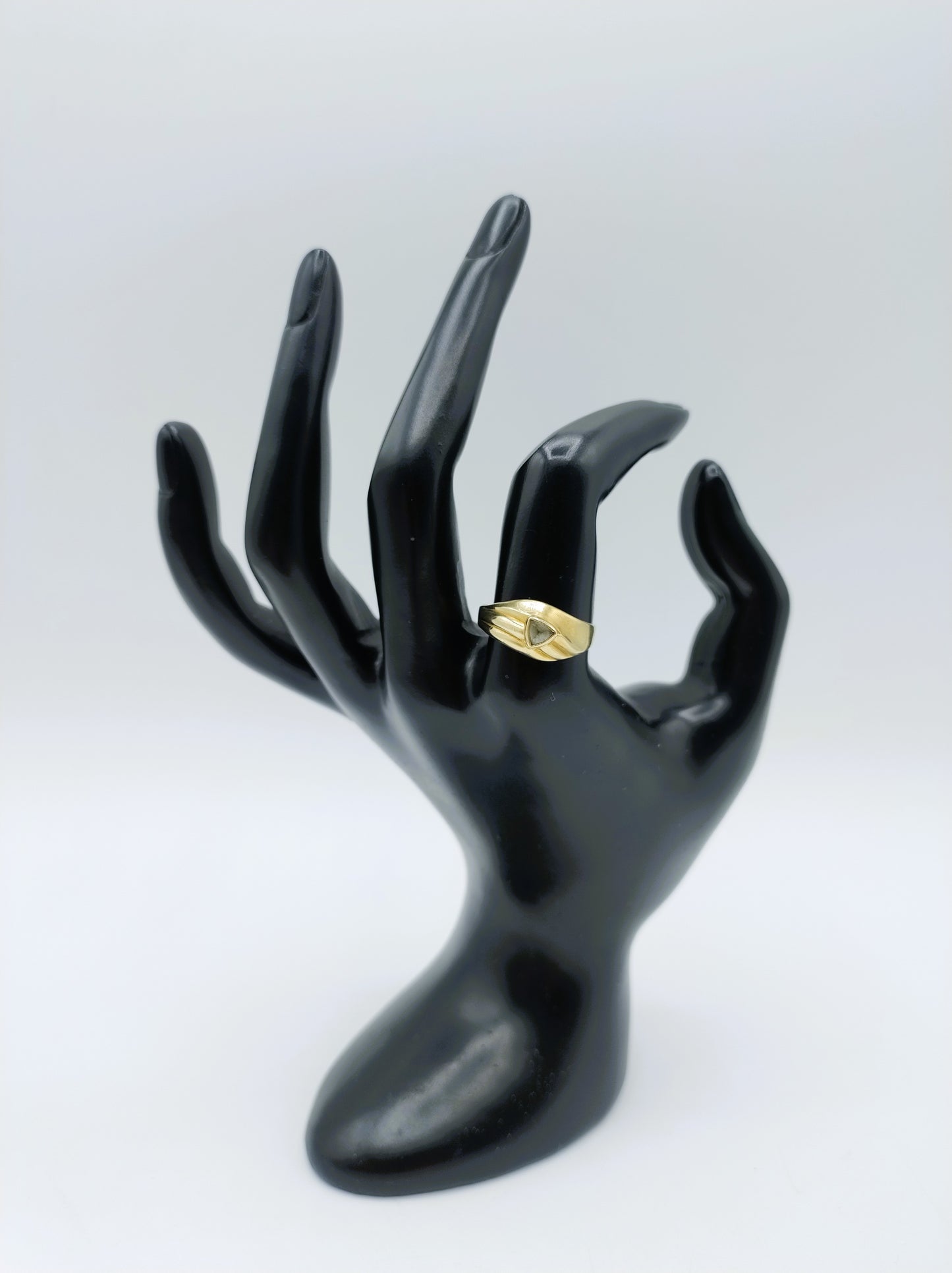 Gold ring with sparkling stone, 18 mm
