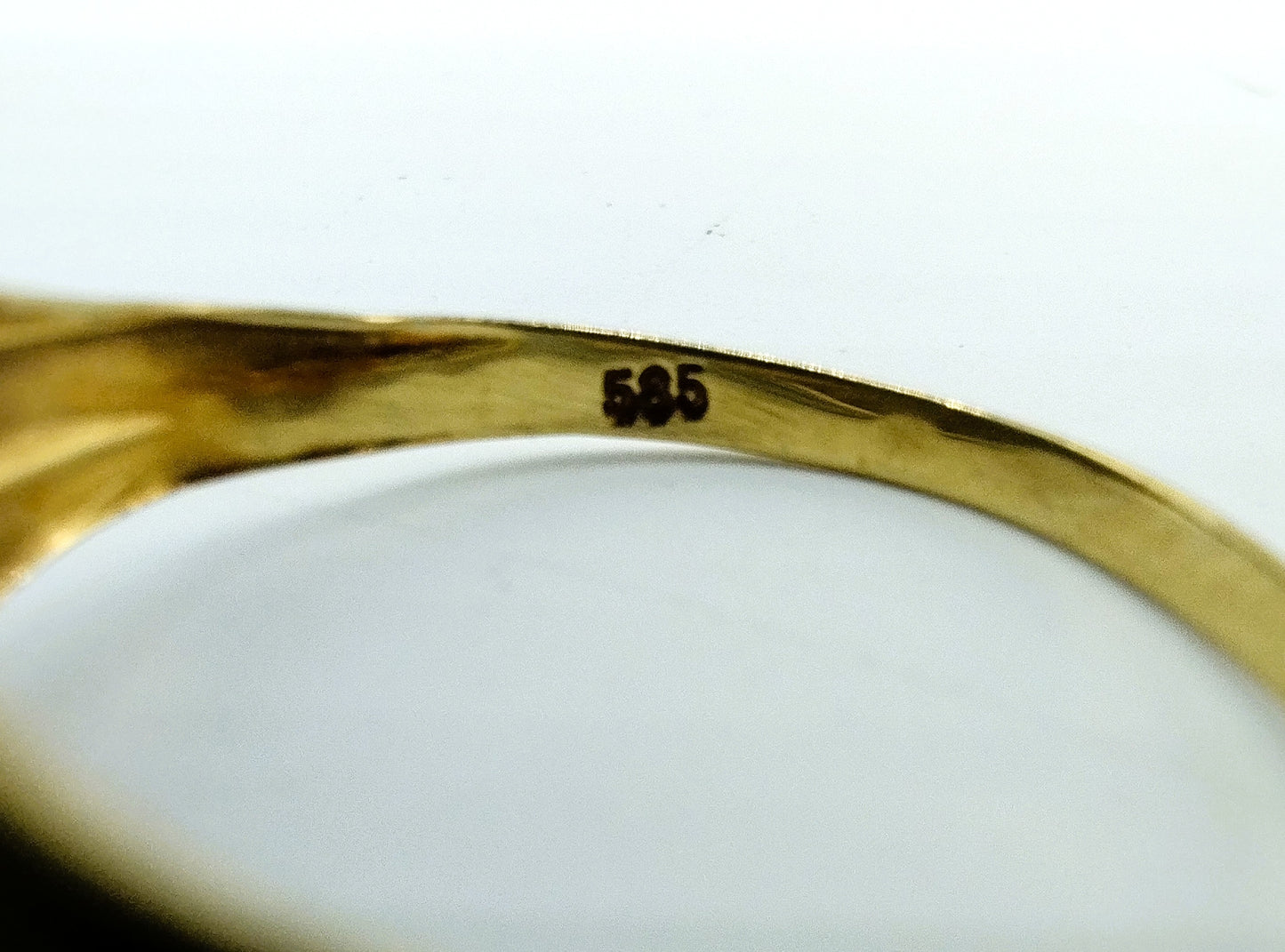 Gold ring with sparkling stone, 18 mm