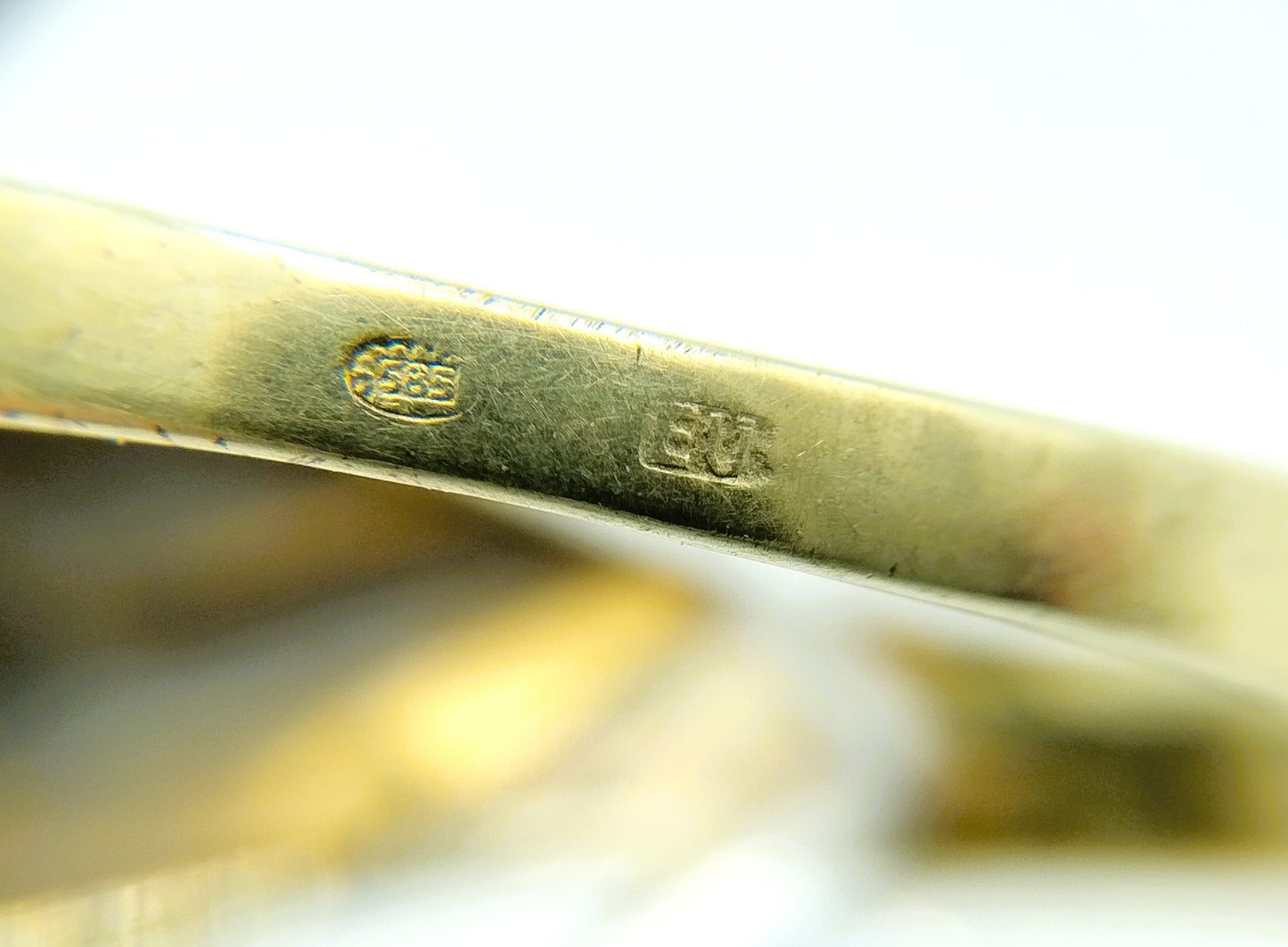 Gold ring with sparkling stone, 18 mm