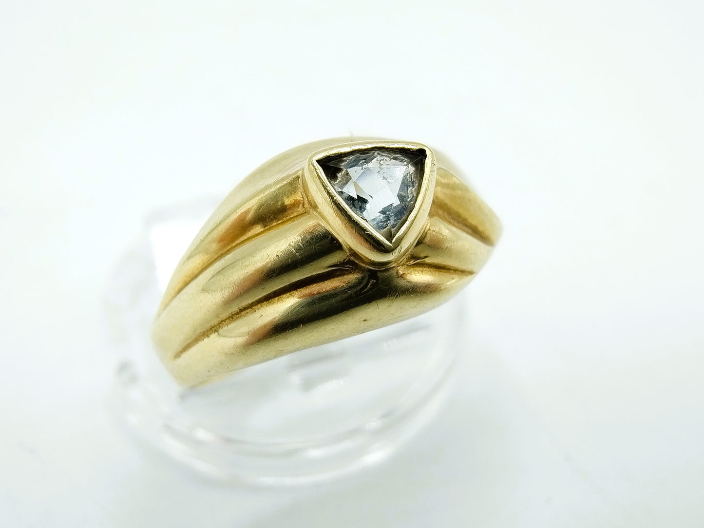Gold ring with sparkling stone, 18 mm