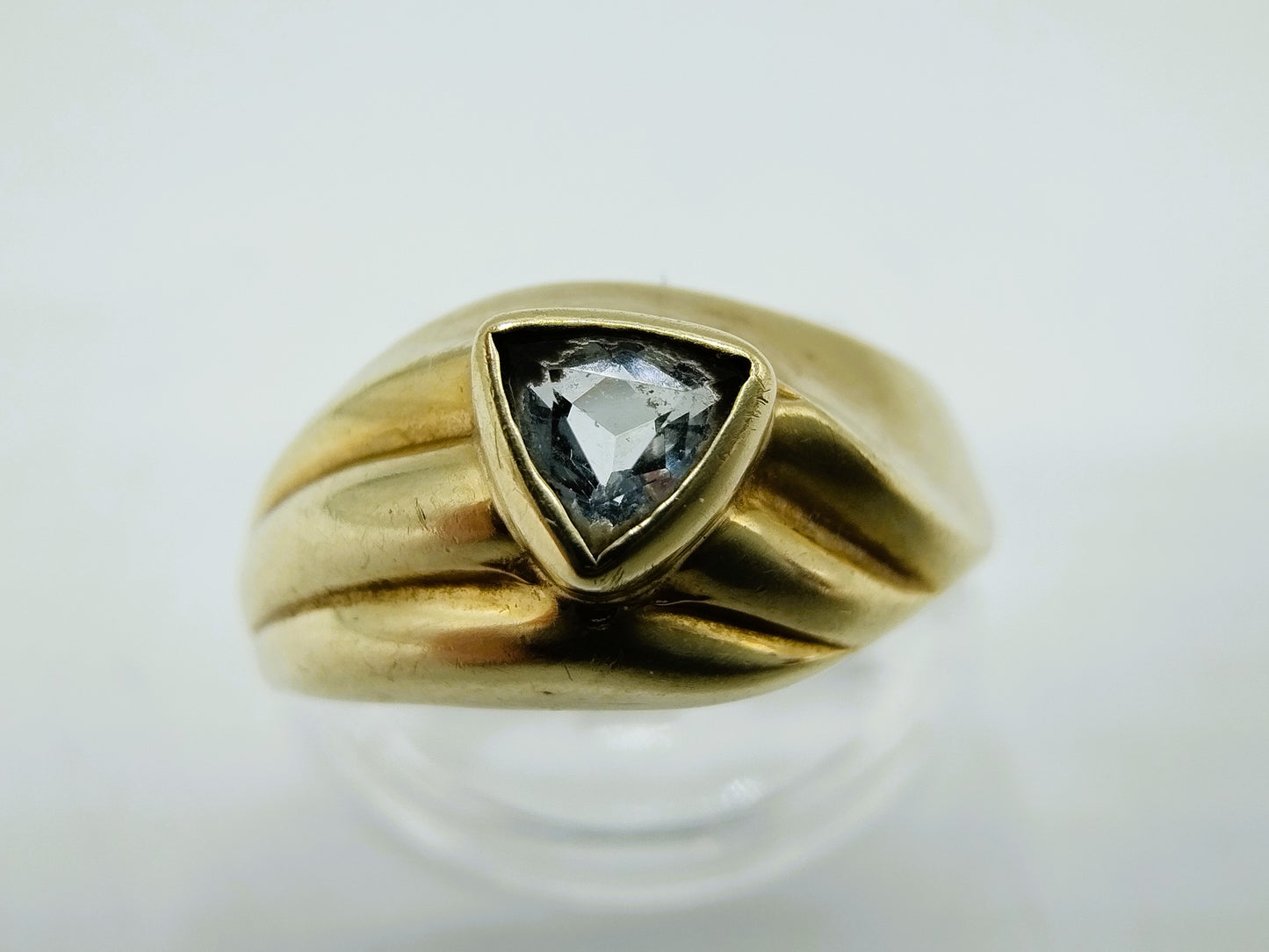 Gold ring with sparkling stone, 18 mm