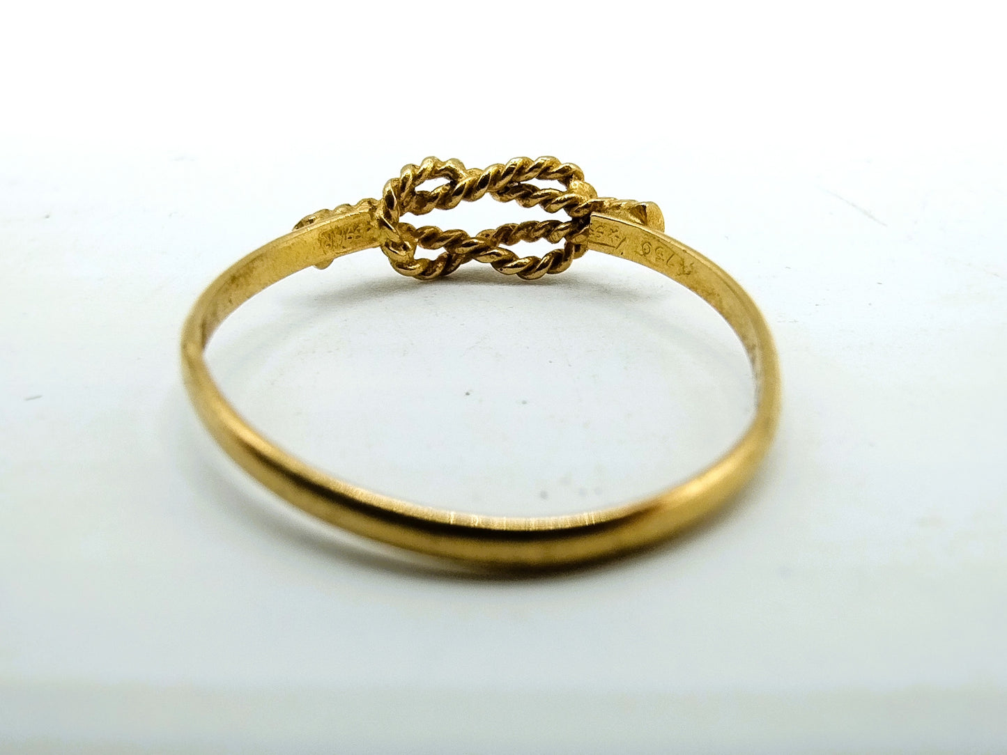 18 carat gold knot ring, 16 mm