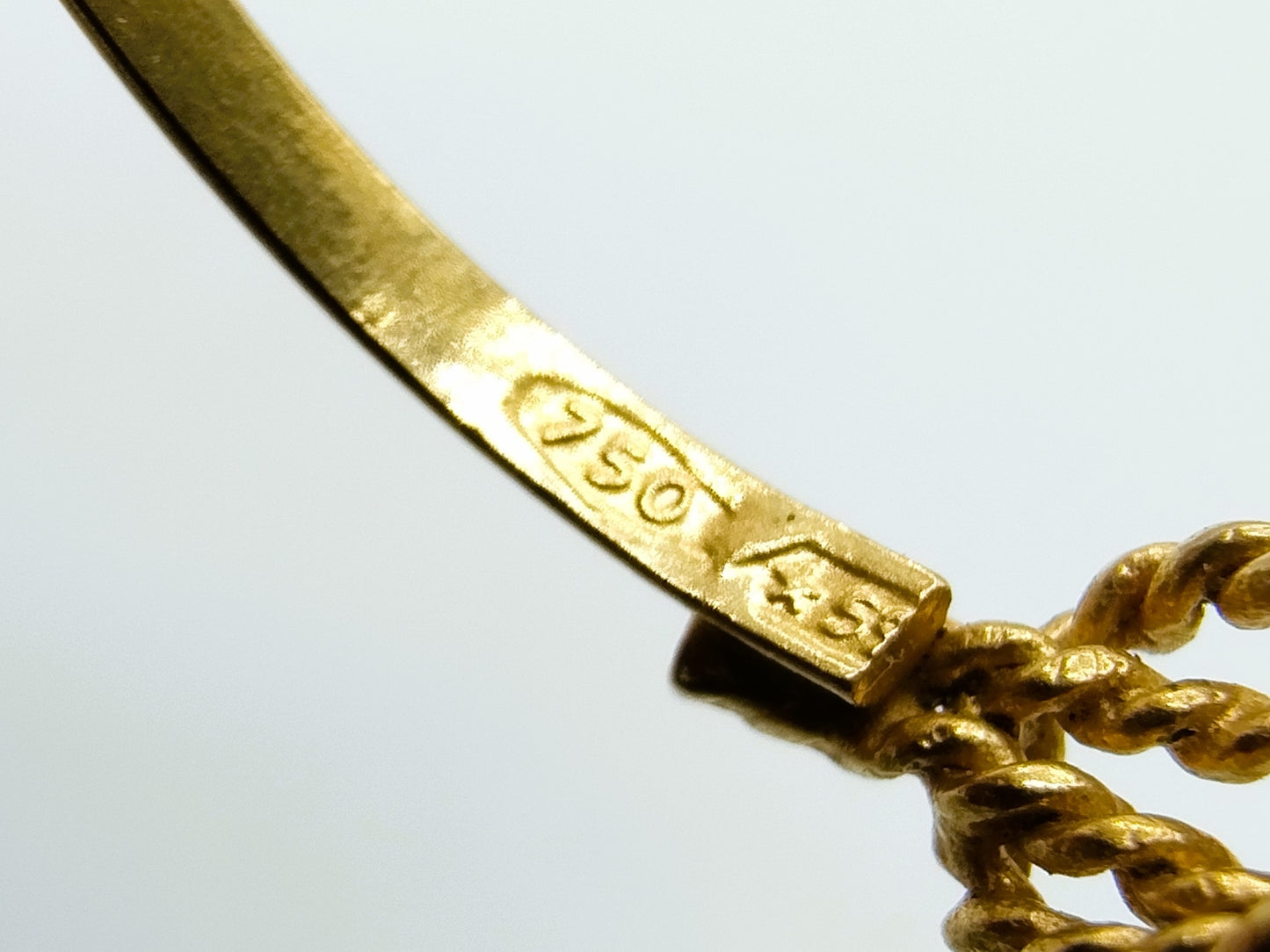 18 carat gold knot ring, 16 mm
