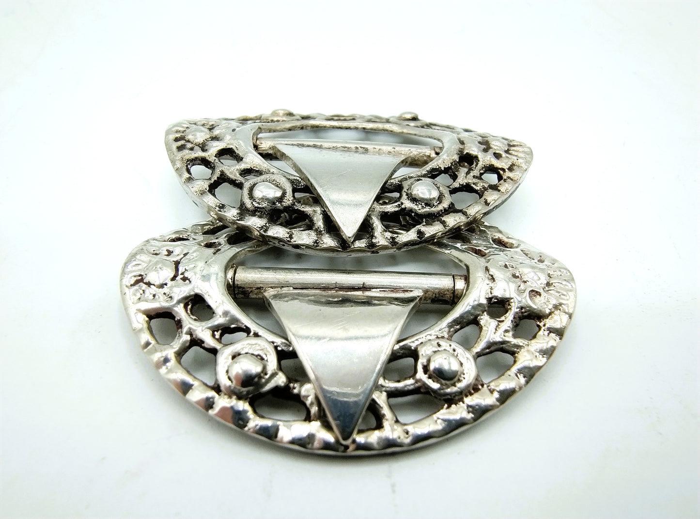 Set of silver calf buckles, 835