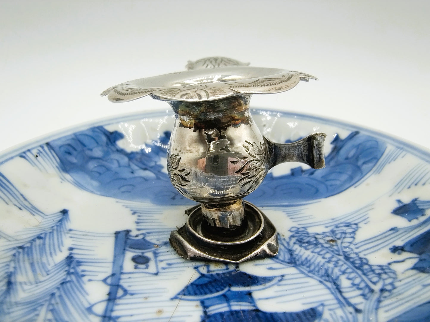 Silver candlestick on Chinese porcelain dish, AH Ankum, Zaandam, 18th century