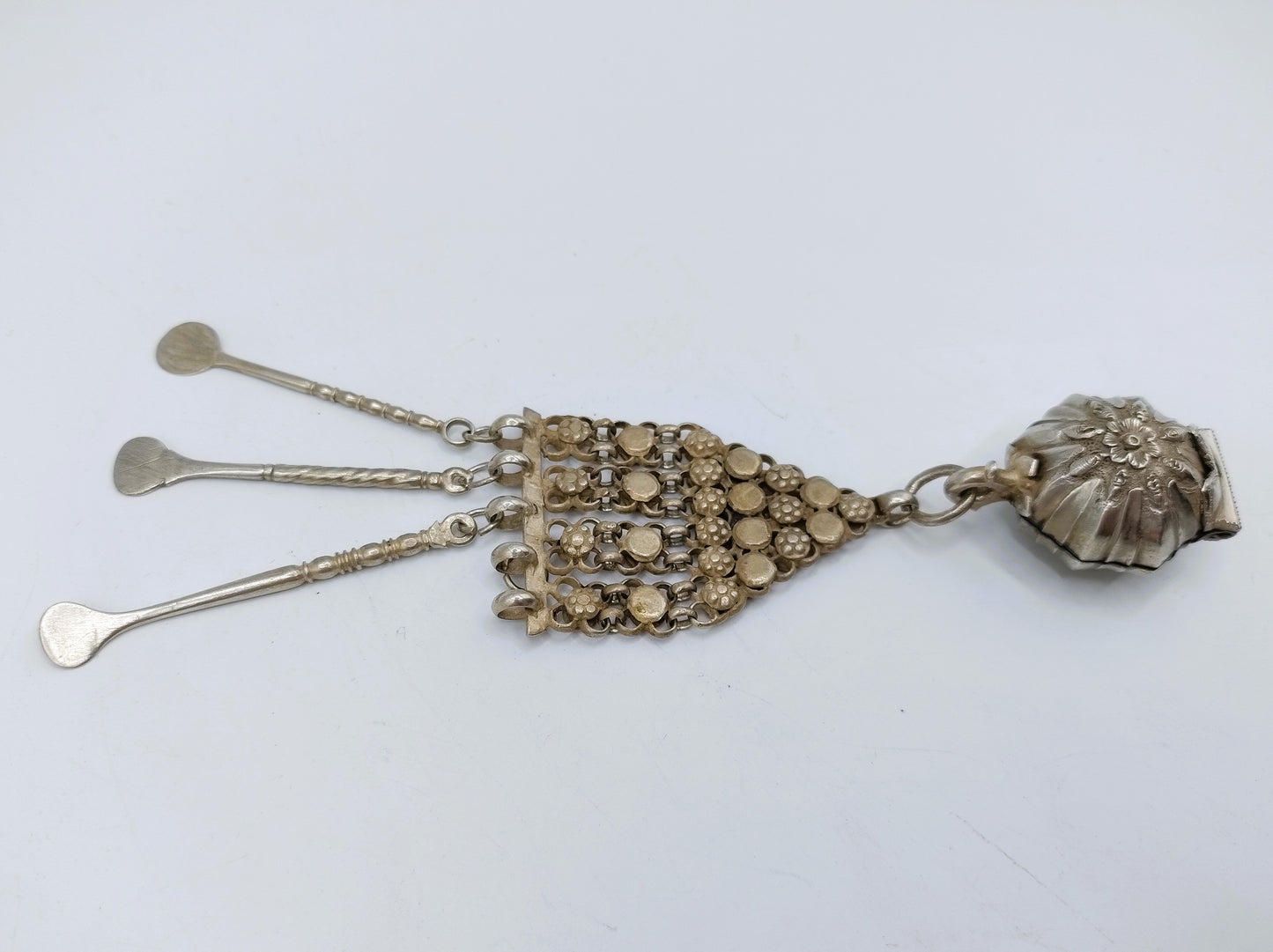 Silberne Pulverdose mit Anhängern, Indien