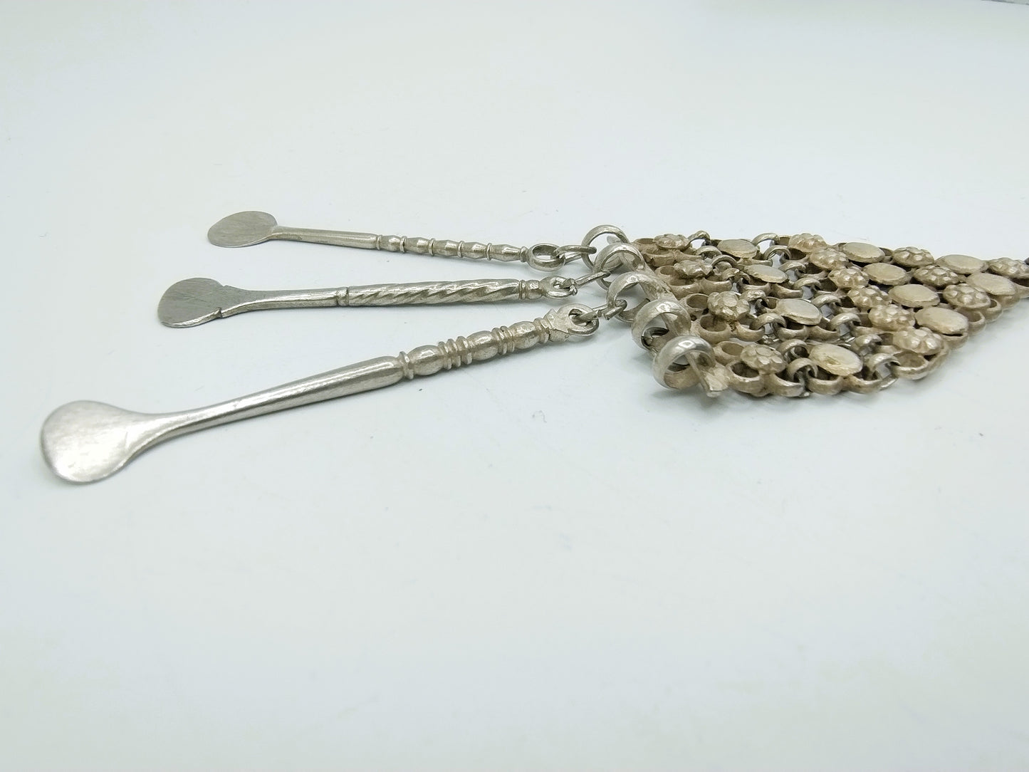Silberne Pulverdose mit Anhängern, Indien