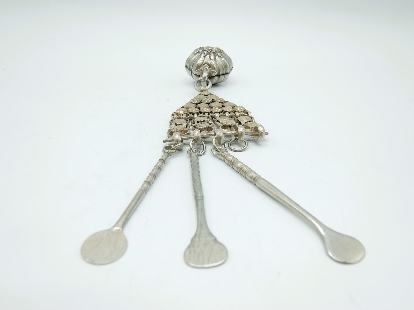 Silberne Pulverdose mit Anhängern, Indien