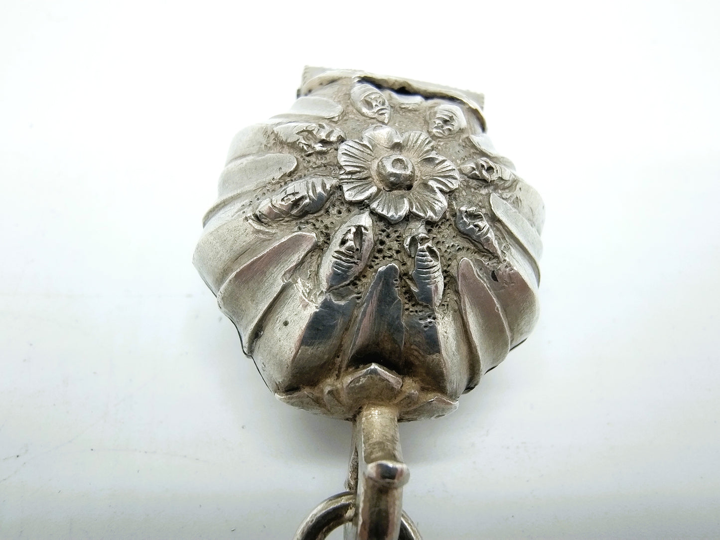Silberne Pulverdose mit Anhängern, Indien