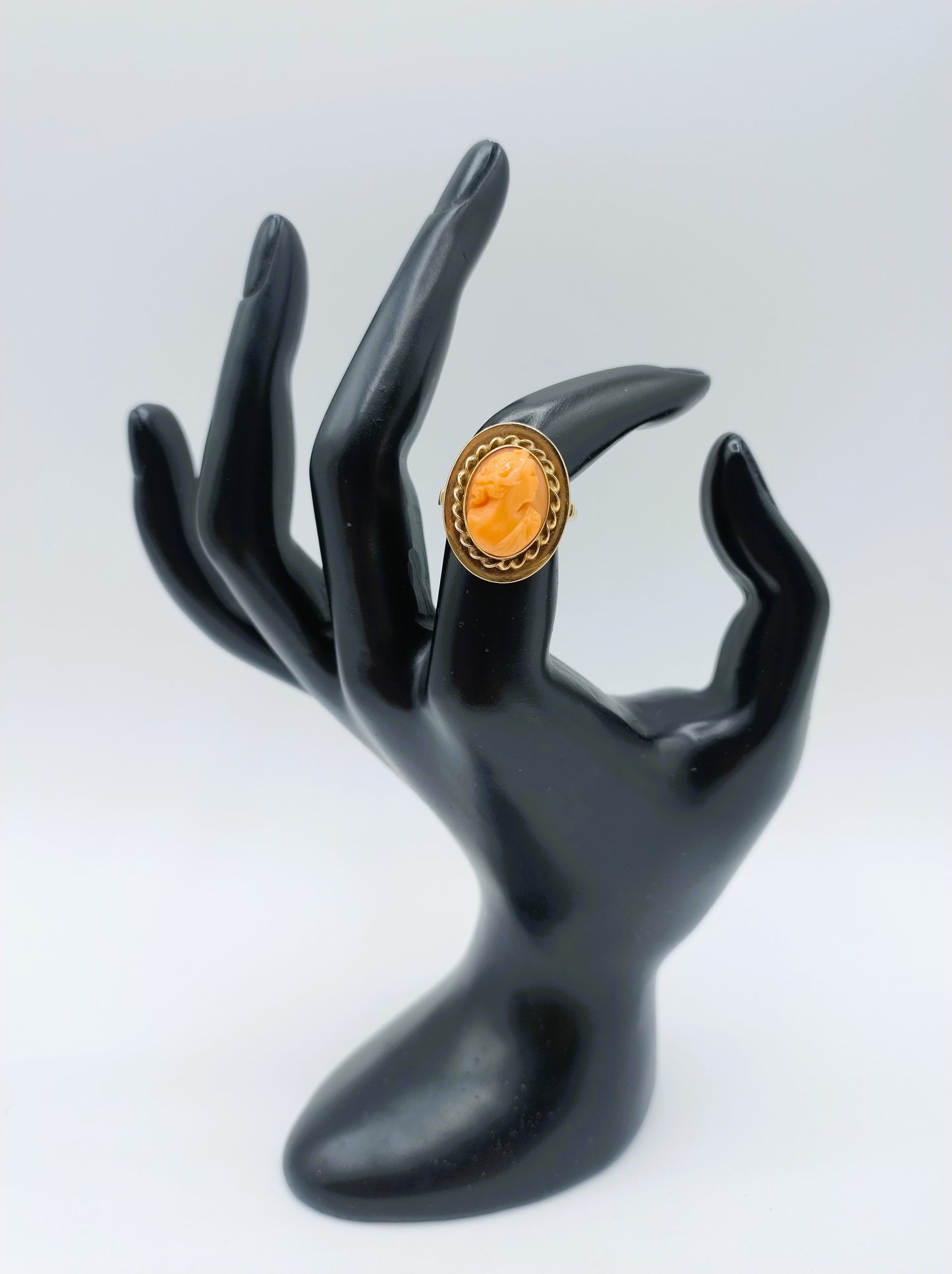Gold ring with cameo, 17 mm