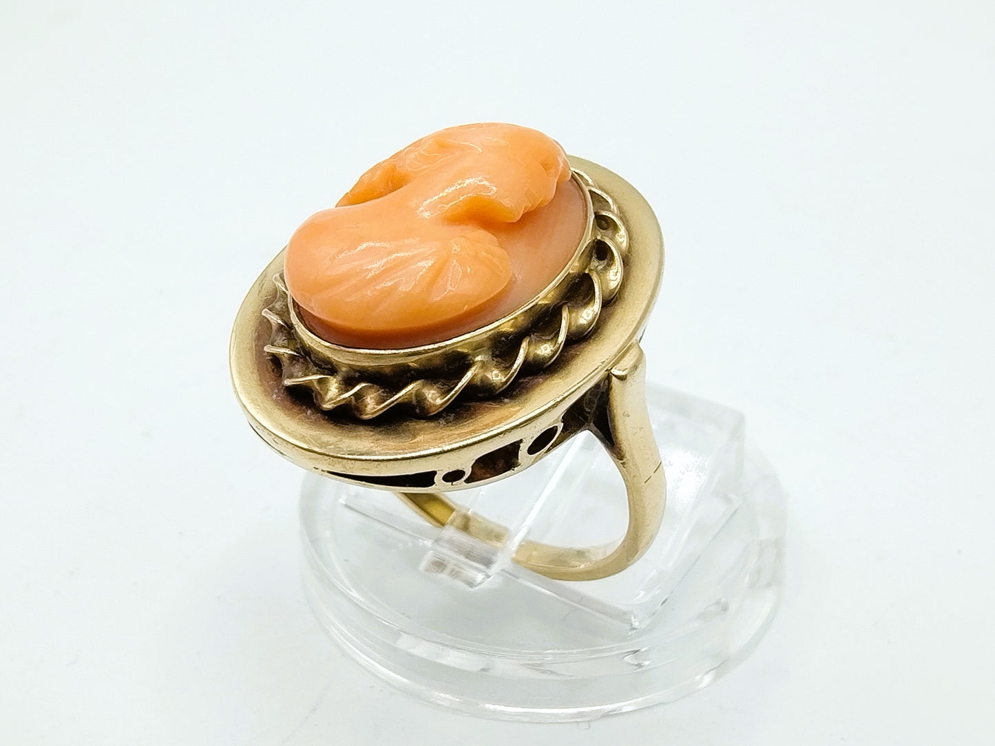 Gold ring with cameo, 17 mm
