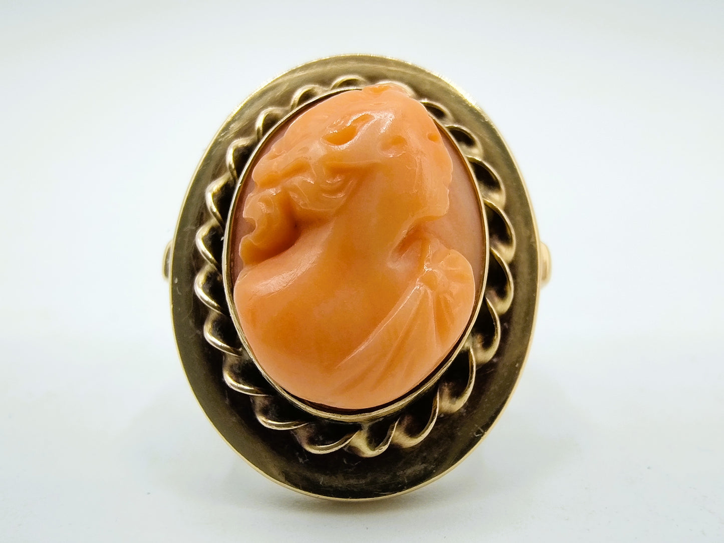 Gold ring with cameo, 17 mm