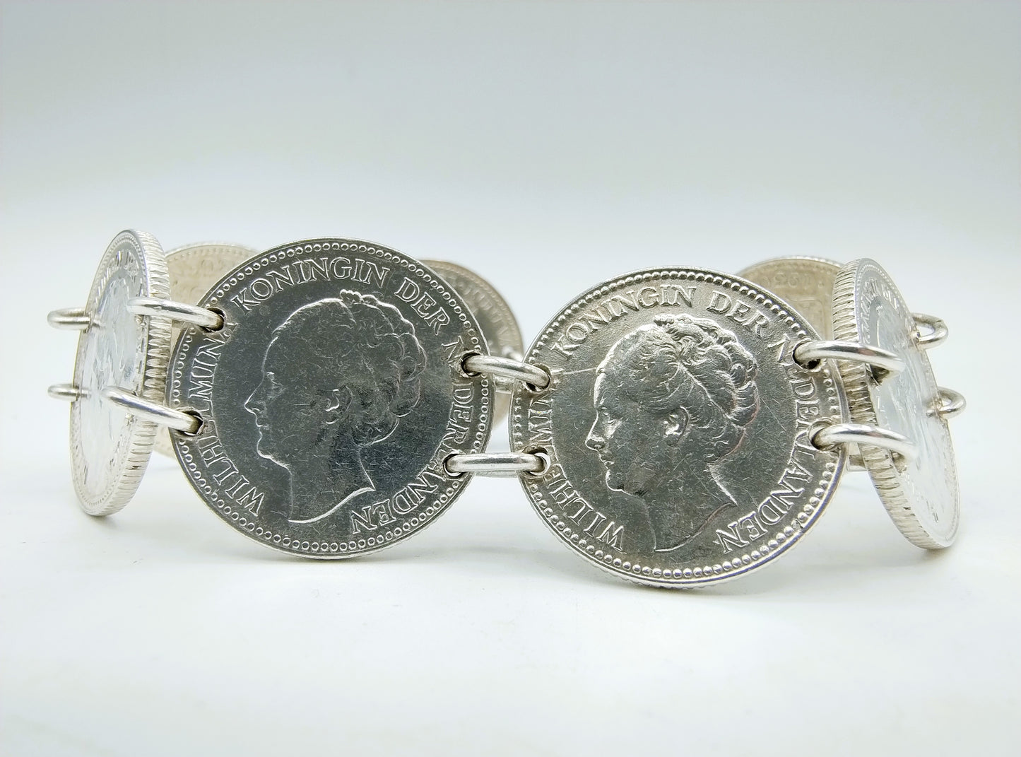 Zilveren armband met 7 halve guldens van Wilhelmina, 19 cm