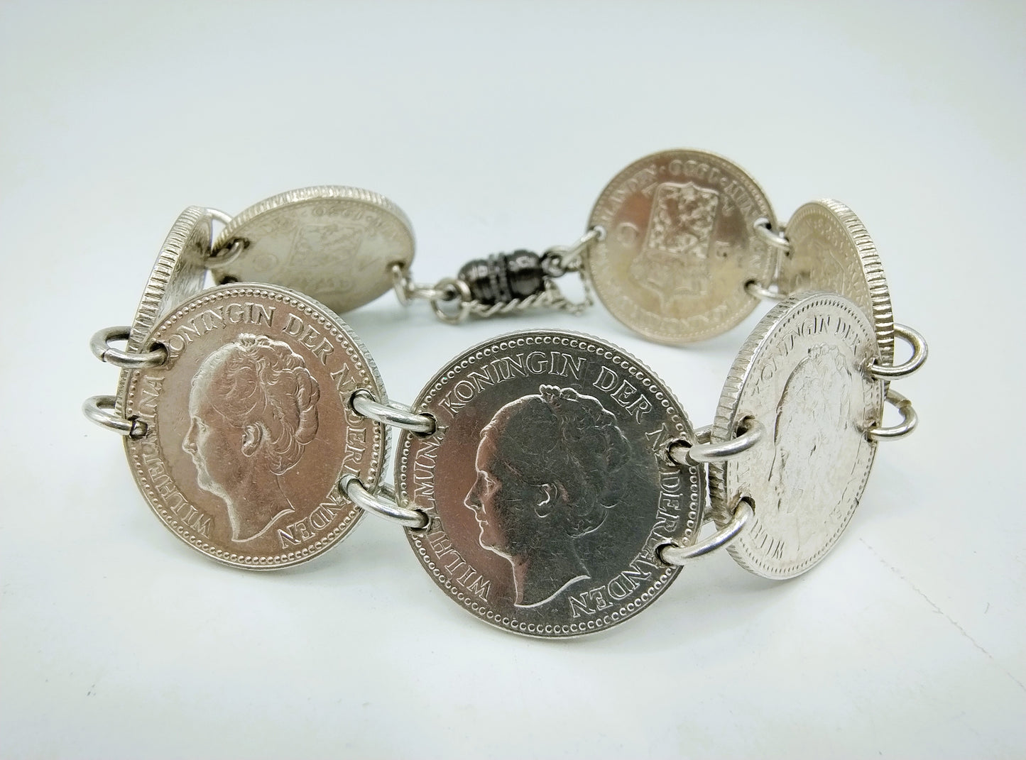 Zilveren armband met 7 halve guldens van Wilhelmina, 19 cm