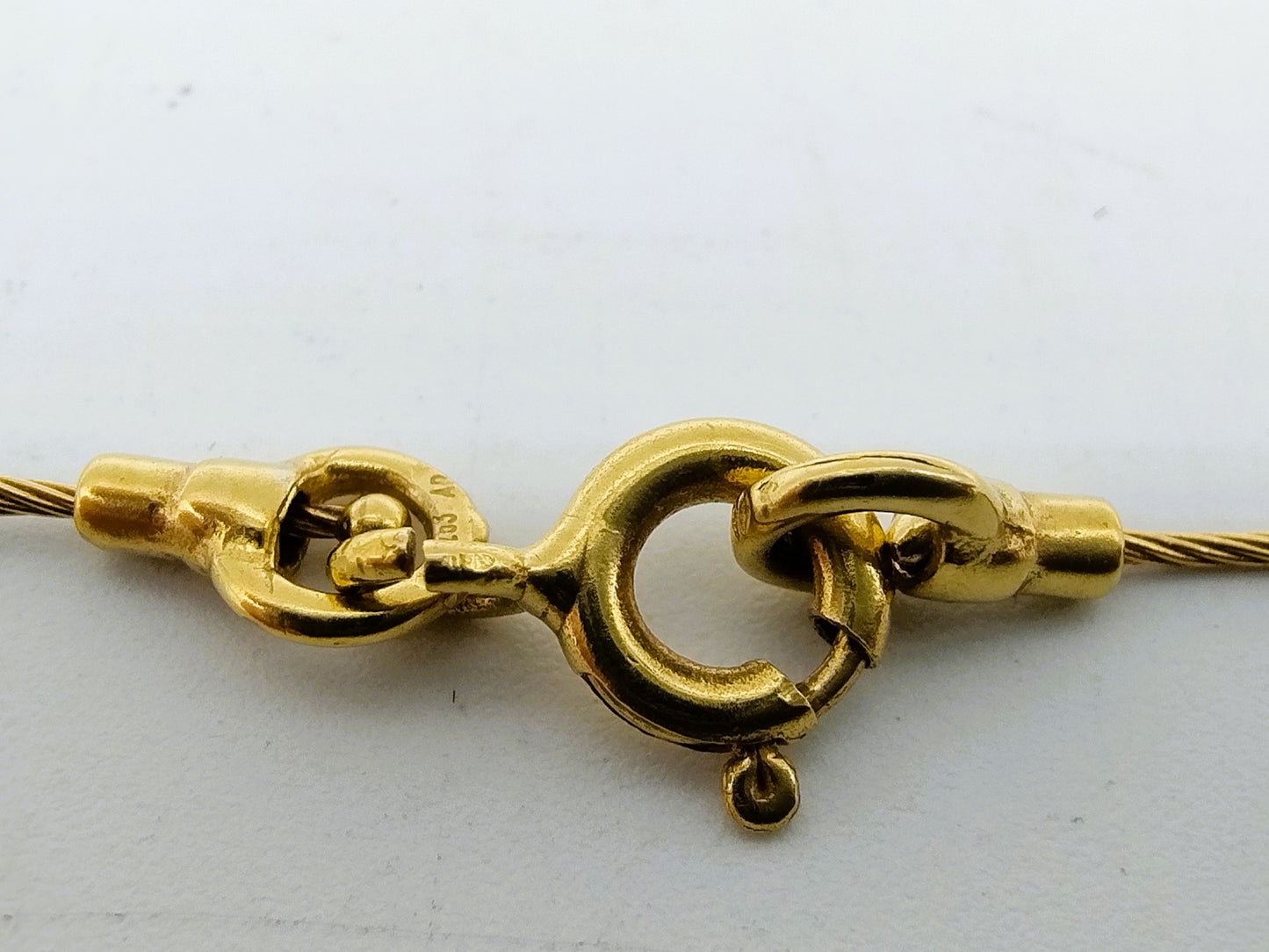 18 carat gold ladies choker with a 0.10 ct diamond.