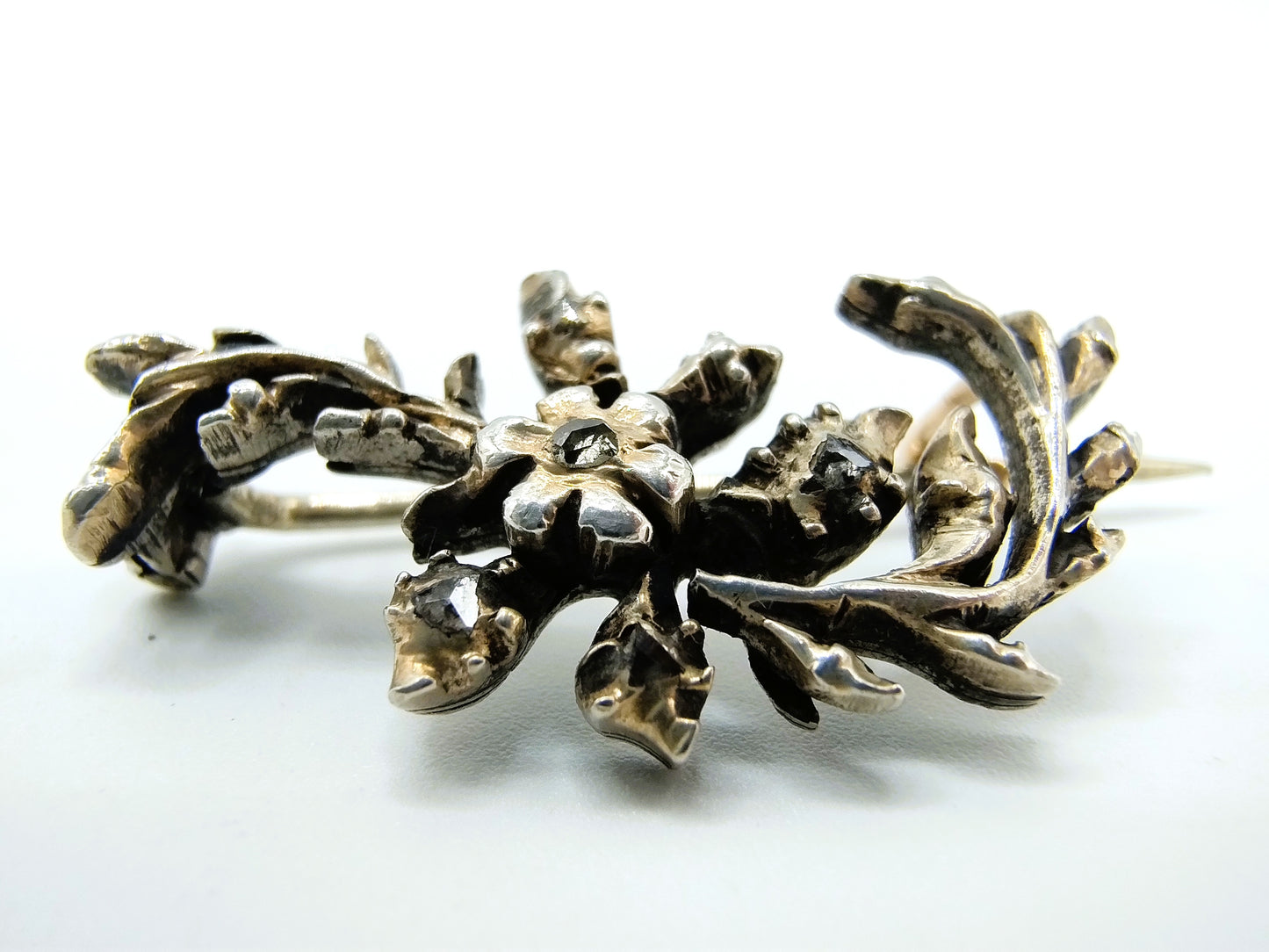 Silver/gold brooch with 5 rose diamonds